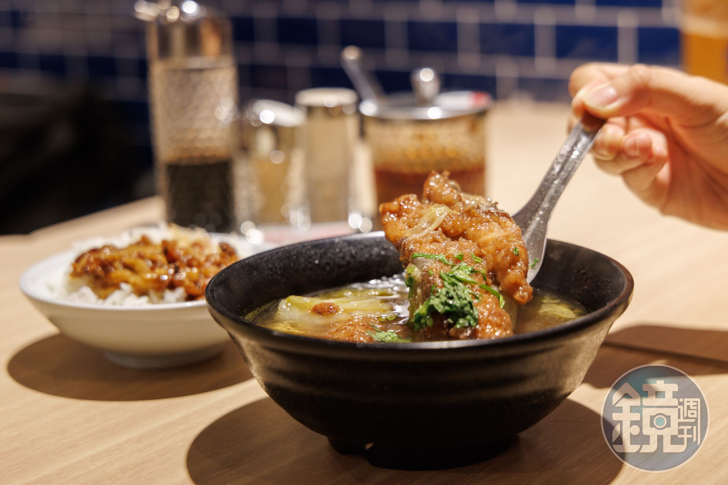 「紅燒鰻焿」(前,75元/碗)是基隆夜市中的豪華小吃,加一碗「魯肉飯」(後,20元/碗)更有飽足感。