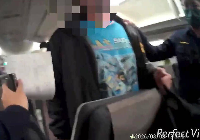 1名英國籍旅客涉嫌在華航自倫敦飛往桃園機場的班機上吸食電子菸,還疑似性騷擾空服員。(航警局提供)