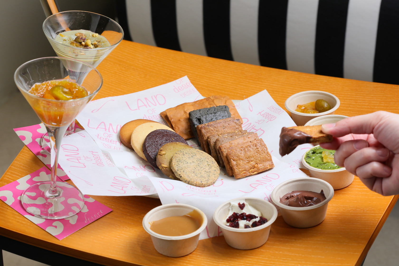 沾醬甜點專賣店「Desert LAND」以分享為概念，讓品嘗餅乾成了自主性極高的趣事。