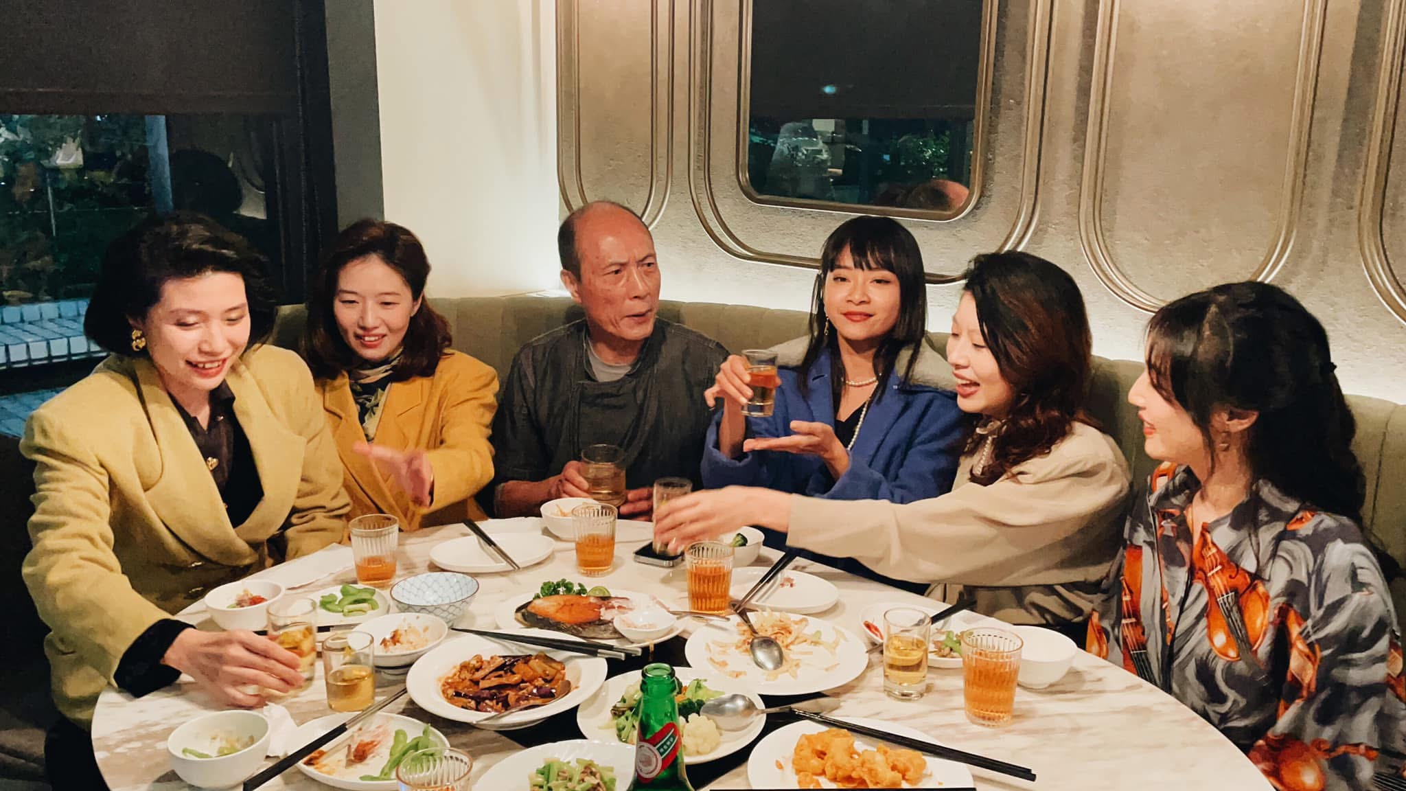 楊進元（右三）個性爽朗愛交朋友，很多熟客都印象深刻。（翻攝自元鍋臉書）