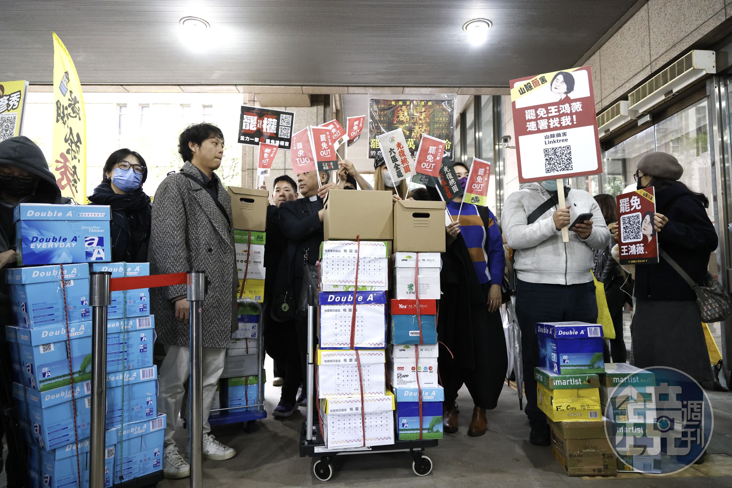 全台各地數十個罷免團體今赴中選會送出第一階段提議書。