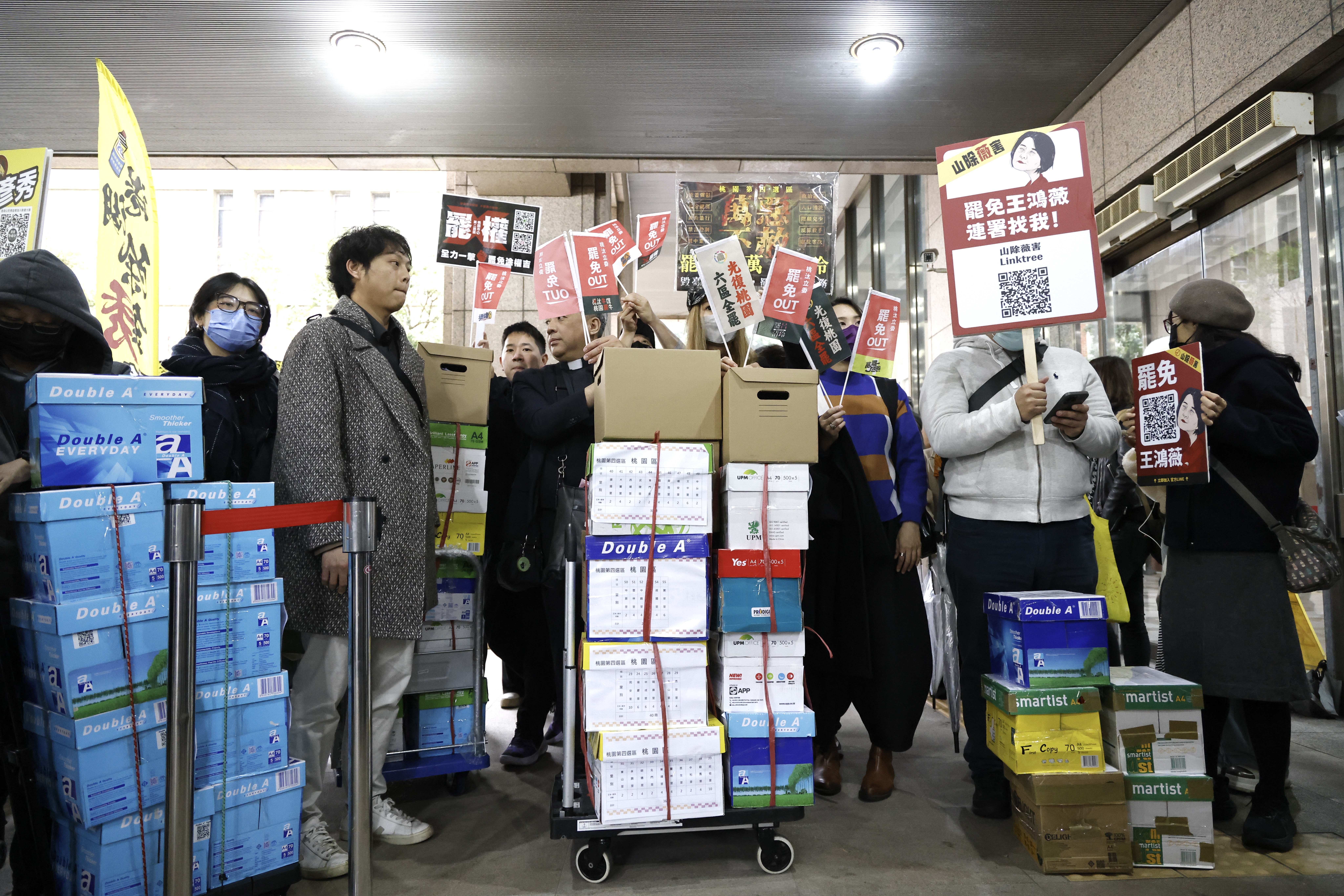 全台各地數十個罷免團體今赴中選會送出第一階段提議書。