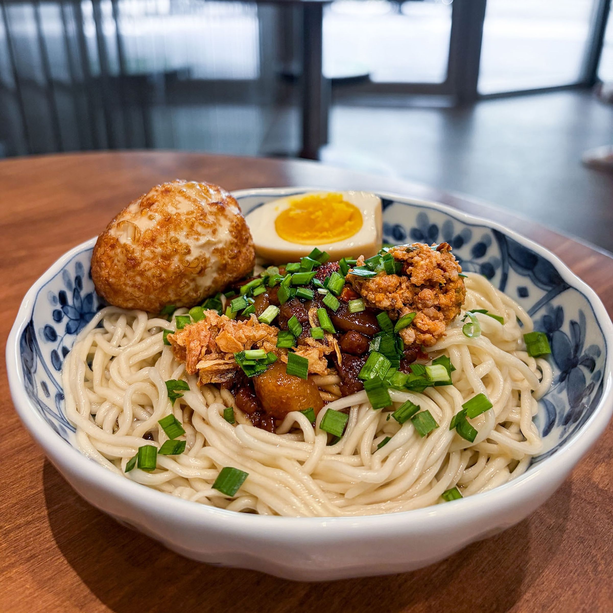 「開囍」以滷肉料理為核心，招牌滷肉經細火慢燉，肉質軟嫩彈牙、鹹甜適中，無論搭配白飯或麵條都相當涮嘴。（開囍提供）