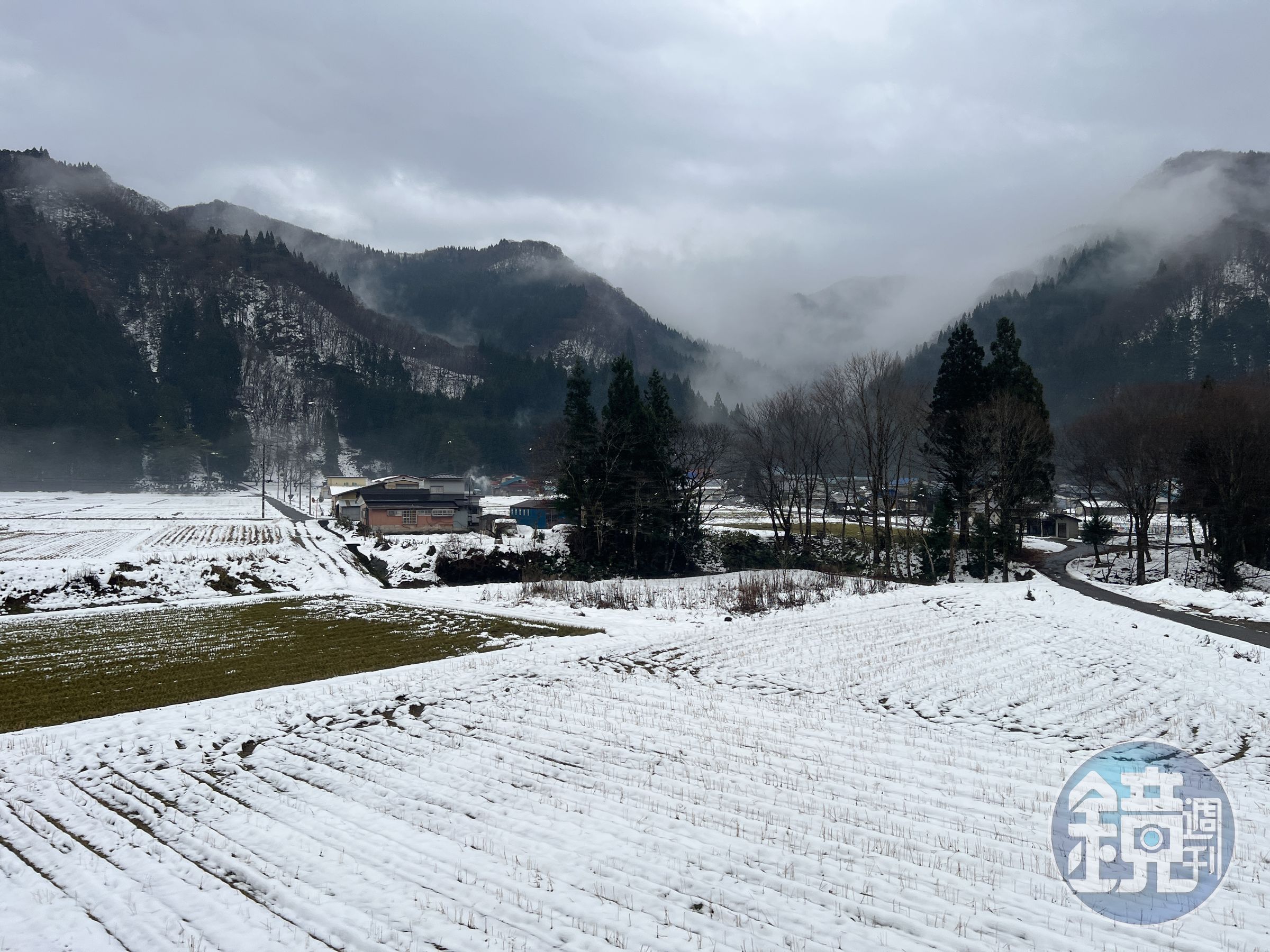 秋田內陸線曾入選日本三大車窗景觀，冬季翻山越嶺看到的是被白雪覆蓋的田野。