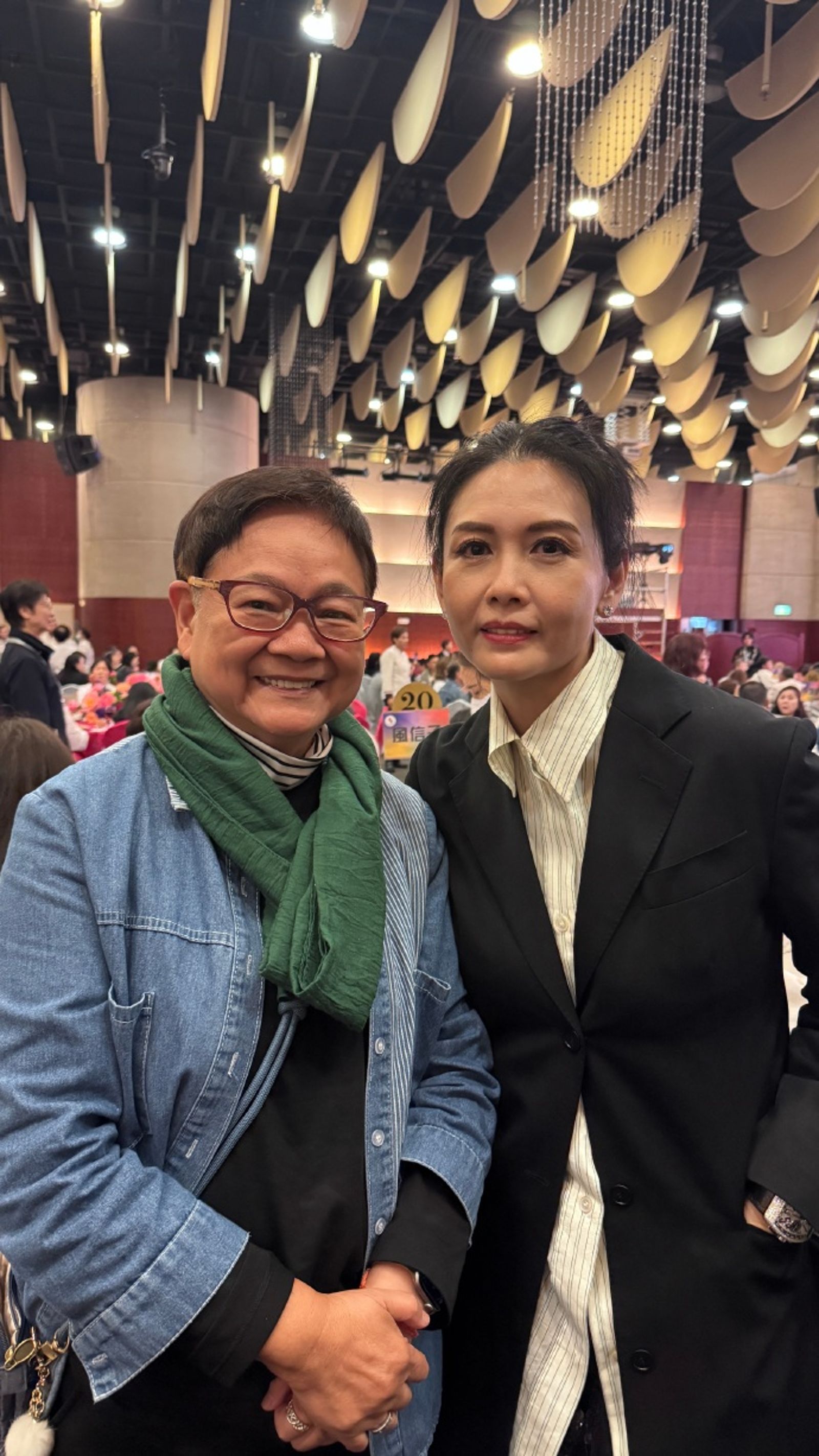 邱淑貞（右）和汪曼玲（左）在素宴上合照。（翻攝汪曼玲微博）