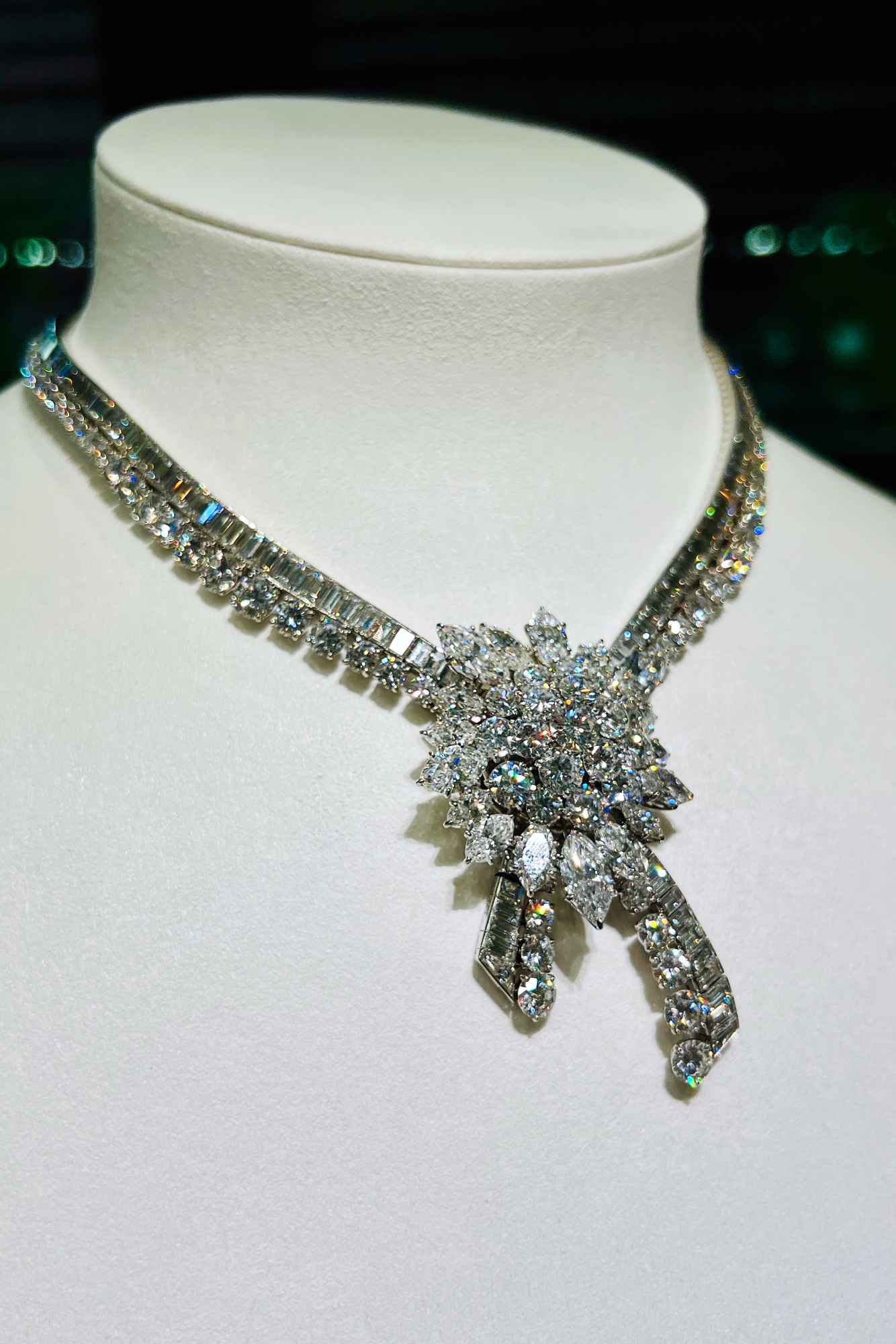 梵克雅寶 Van Cleef & Arpels Heritage典藏系列 Stalactite項鍊與可拆式胸針,1963 年;Pt 850鉑金、Osmior 白K金、18K白金,搭配鑽石。參考價格NT$ 86,000,000。