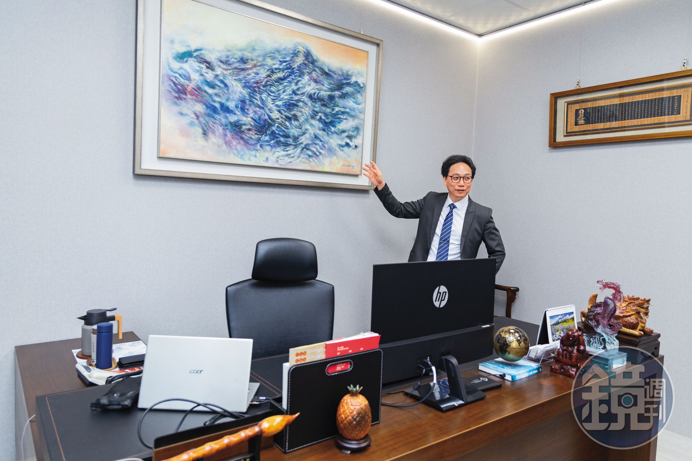 石文機是理工男,但對玄學也有研究。辦公室按風水布局,牆上一幅飛龍抽象畫也暗藏玄機。