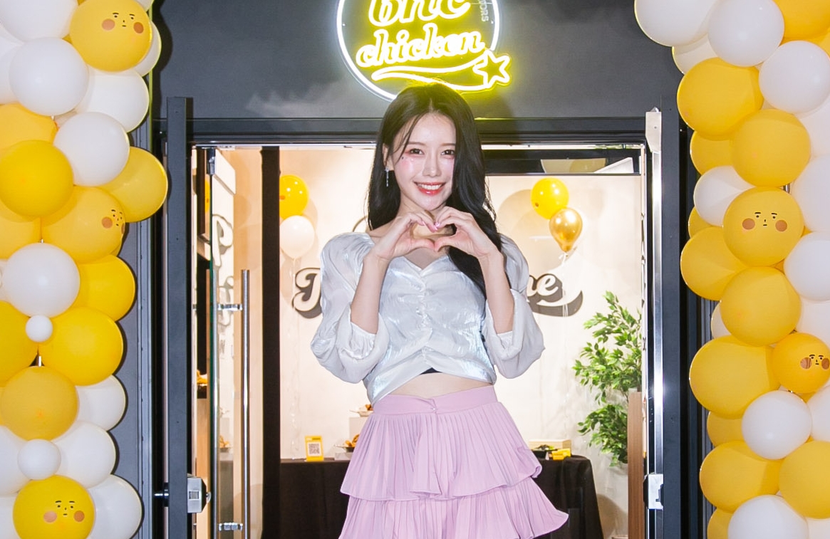 「國民表妹」啦啦隊女神李雅英今（8日）為韓國炸雞店站台。（BHC炸雞提供）