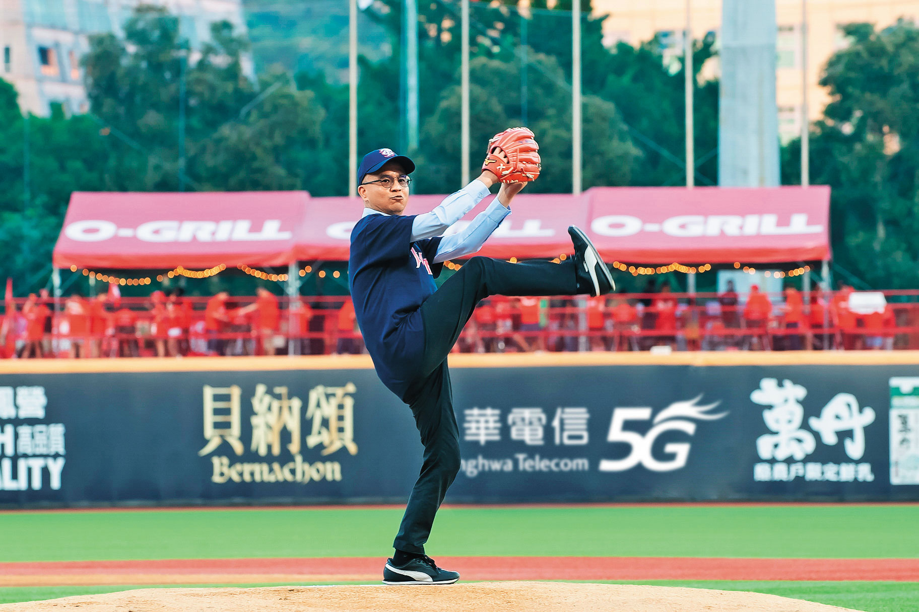 郭水義熱愛運動，去年為台灣大賽首戰開球。（中華電信提供）