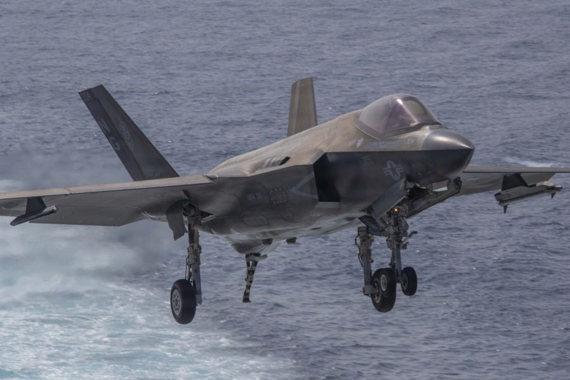 美軍並未給予對方任何盤旋空間,隨即出動最先進的F-35C戰鬥機升空攔截伊朗無人機。(翻攝自@andersen7474 X)