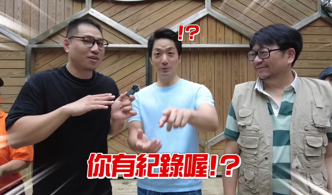 蔣萬安（中）去年和許伯（左）一起拍攝動物行為學院，在鏡頭前承諾支持動物園保育員。（翻攝 許伯&簡芝—倉鼠人YouTube頻道）