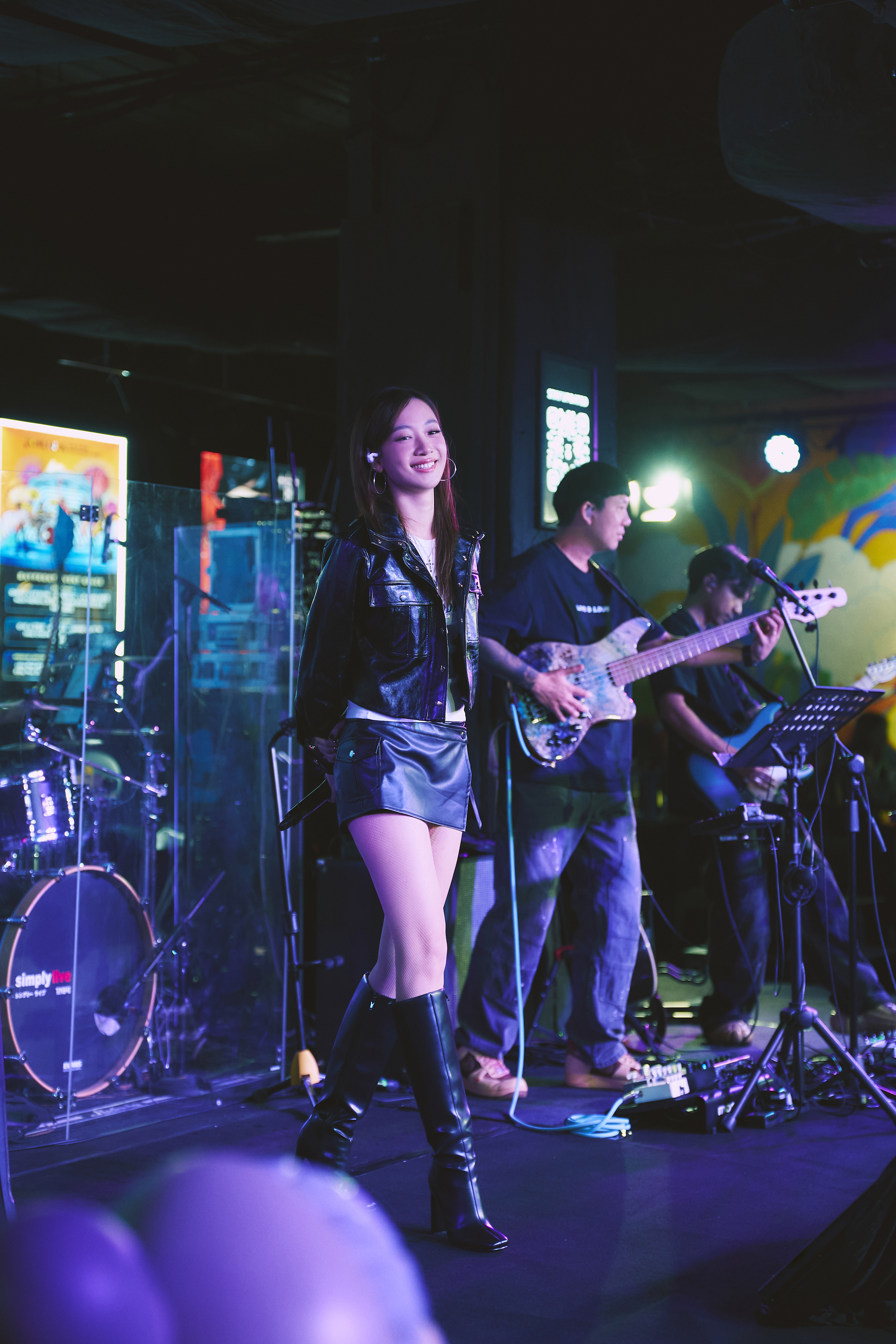Julia吳卓源開心和live band合作。 （圖／華研國際提供）
