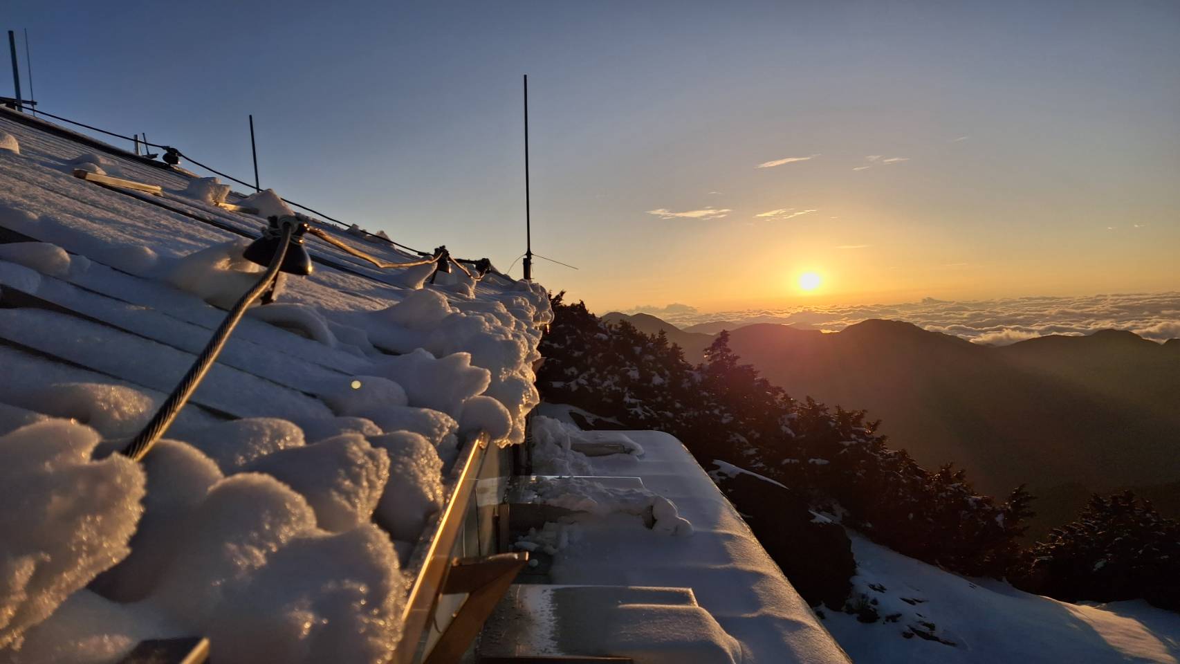 玉山再降雪「積雪約5公分」。（氣象署提供）