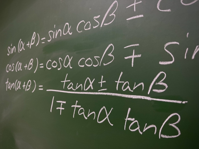 數學常見公式成為學生眼中「無用知識」？（示意圖／photo-ac）