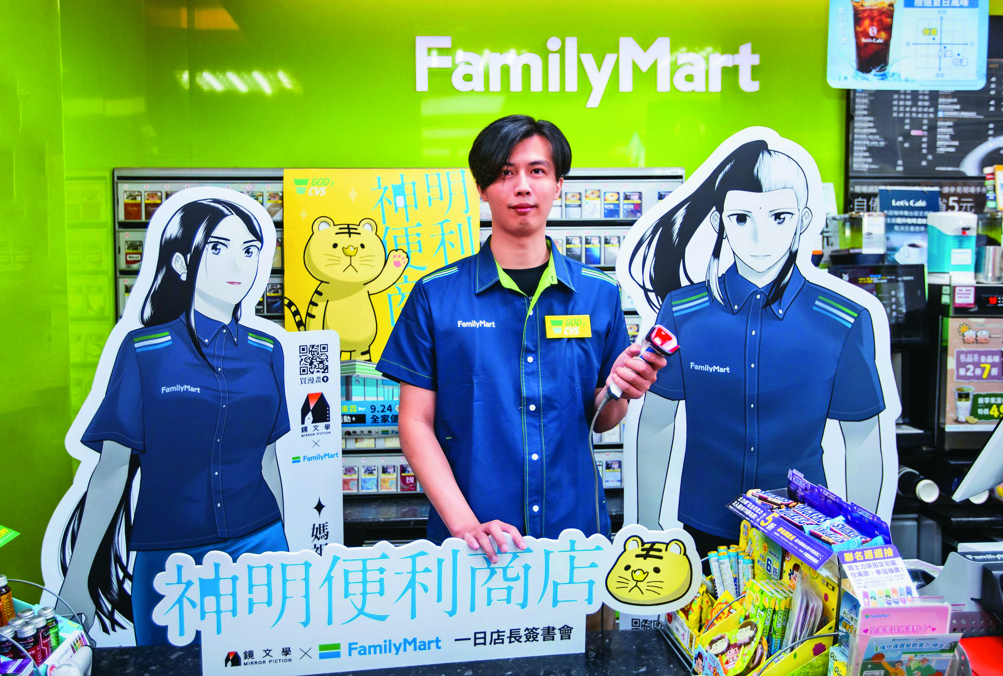 	《神明便利商店》與連鎖超商合作，由謝東霖擔任一日店長。（鏡文學提供）