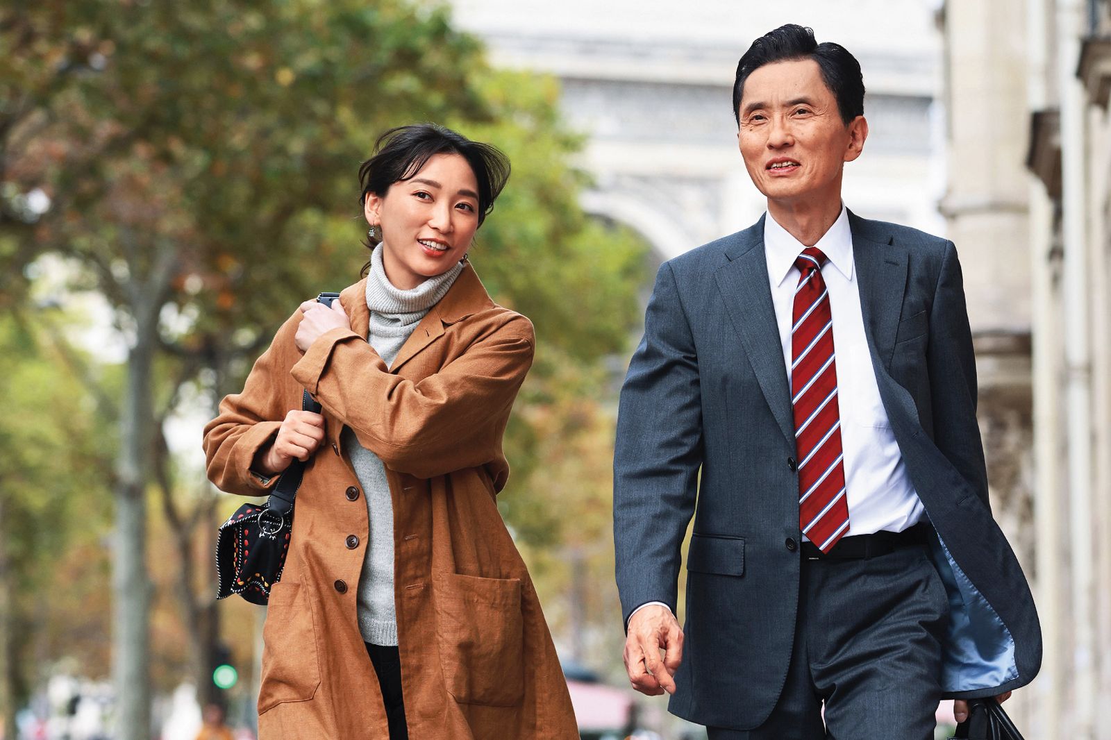 旅居法國的演員杏(左)從勘景開始協助劇組,片中她飾演五郎前女友的女兒。(采昌國際多媒體提供)