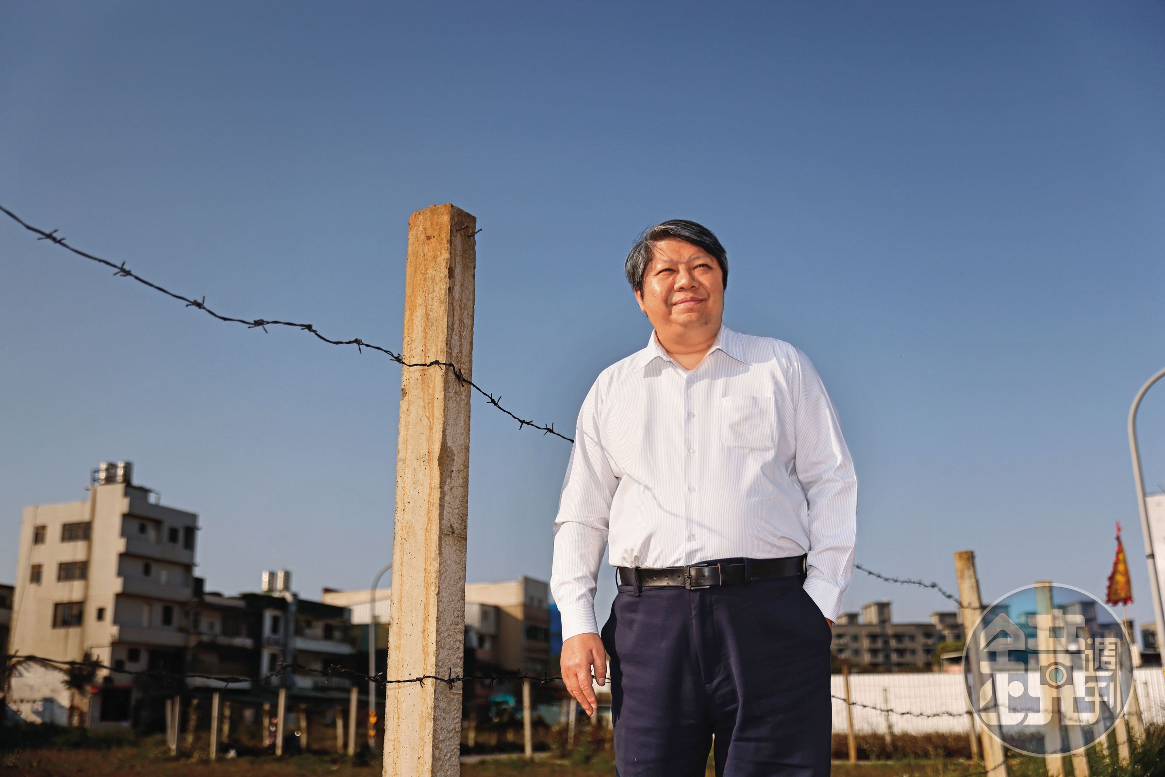 賴中強是成功的商務律師，卻也經常參與街頭抗爭，尤其關注中資滲透台灣的議題。