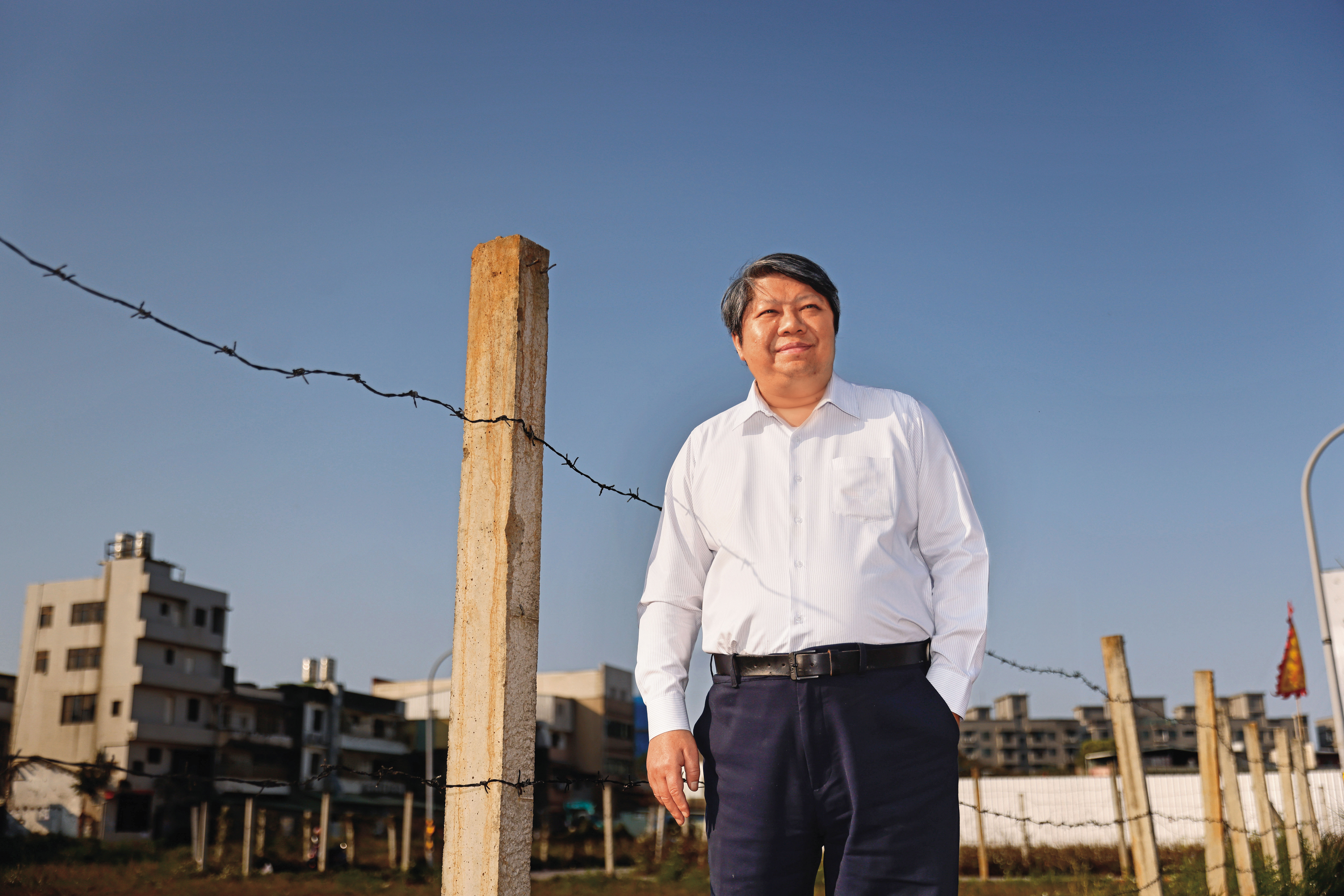 賴中強是成功的商務律師，卻也經常參與街頭抗爭，尤其關注中資滲透台灣的議題。