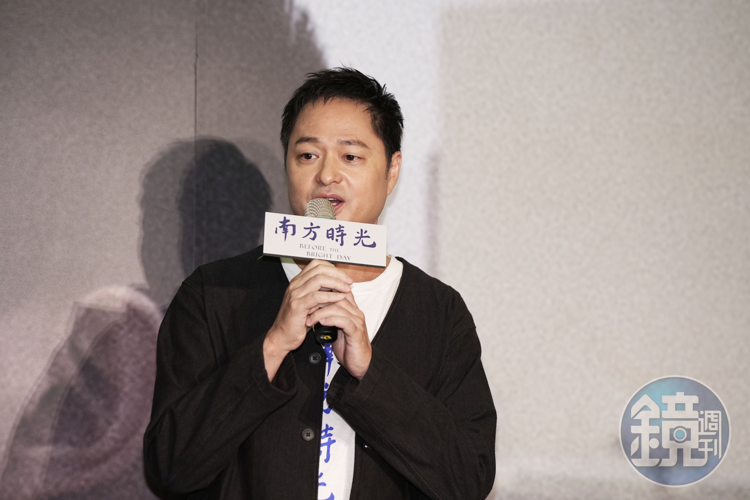 鄭有傑扮演陳玄力的班導，一場打學生屁股的戲不手軟，他笑說是帶著愛在打。
