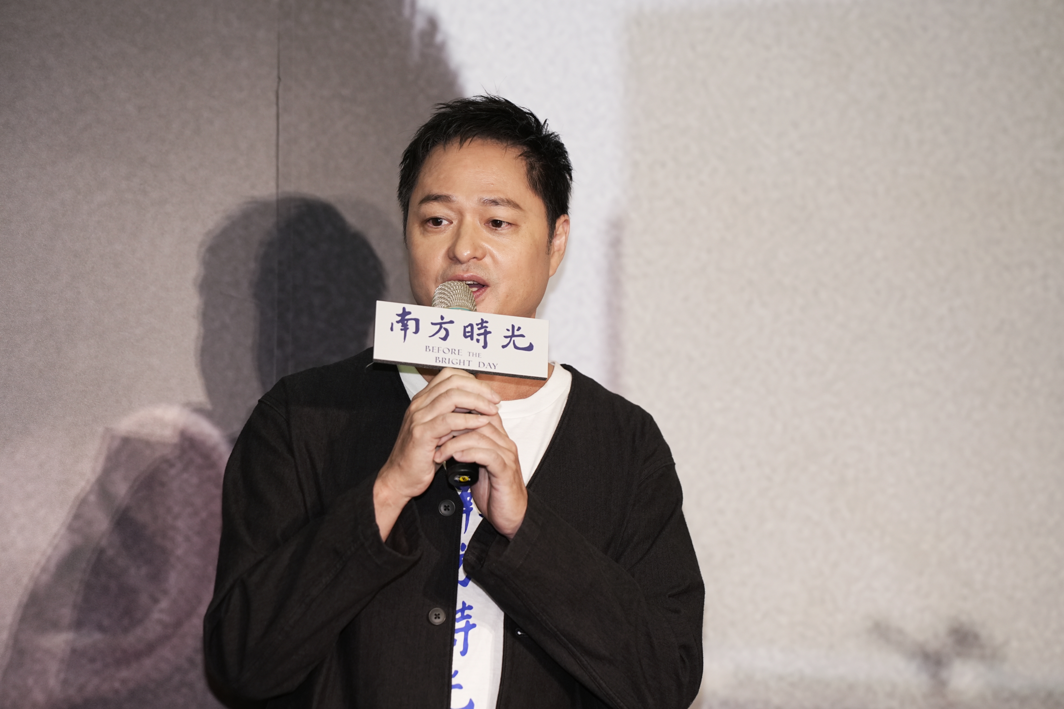 鄭有傑扮演陳玄力的班導,一場打學生屁股的戲不手軟,他笑說是帶著愛在打。