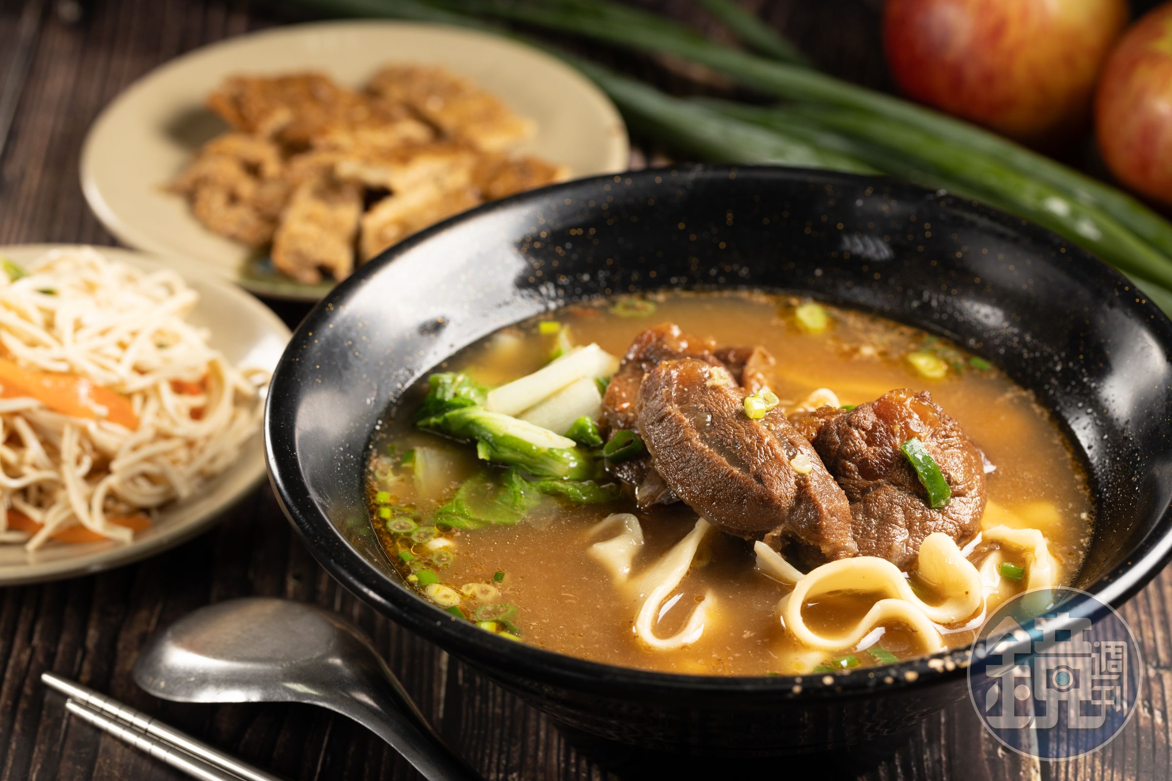 「牛肉麵」肉大塊又軟嫩，家常寬麵很有嚼勁，湯頭甘甜微辣，耐吃不膩。（130元／小碗）