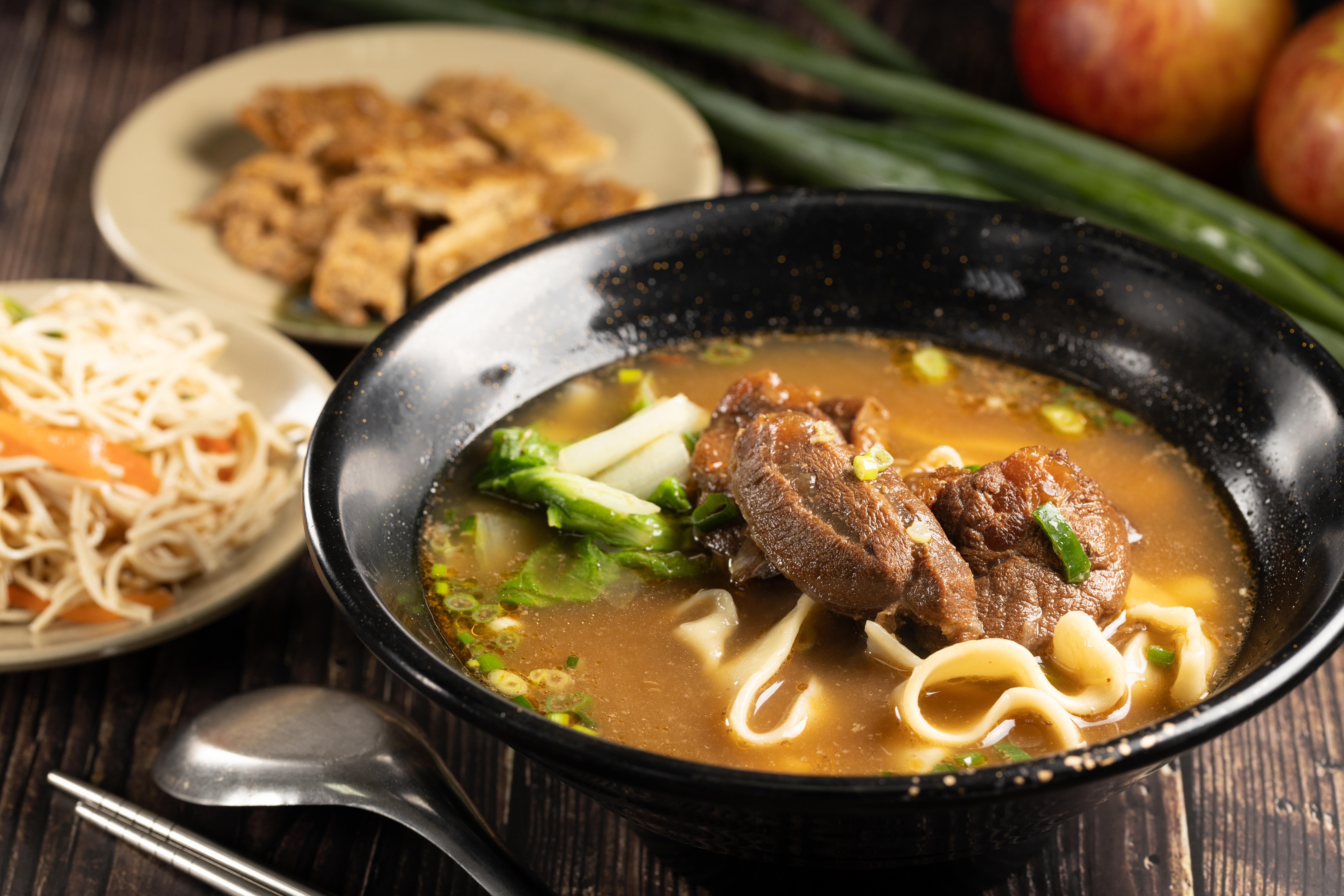 「牛肉麵」肉大塊又軟嫩,家常寬麵很有嚼勁,湯頭甘甜微辣,耐吃不膩。(130元/小碗)