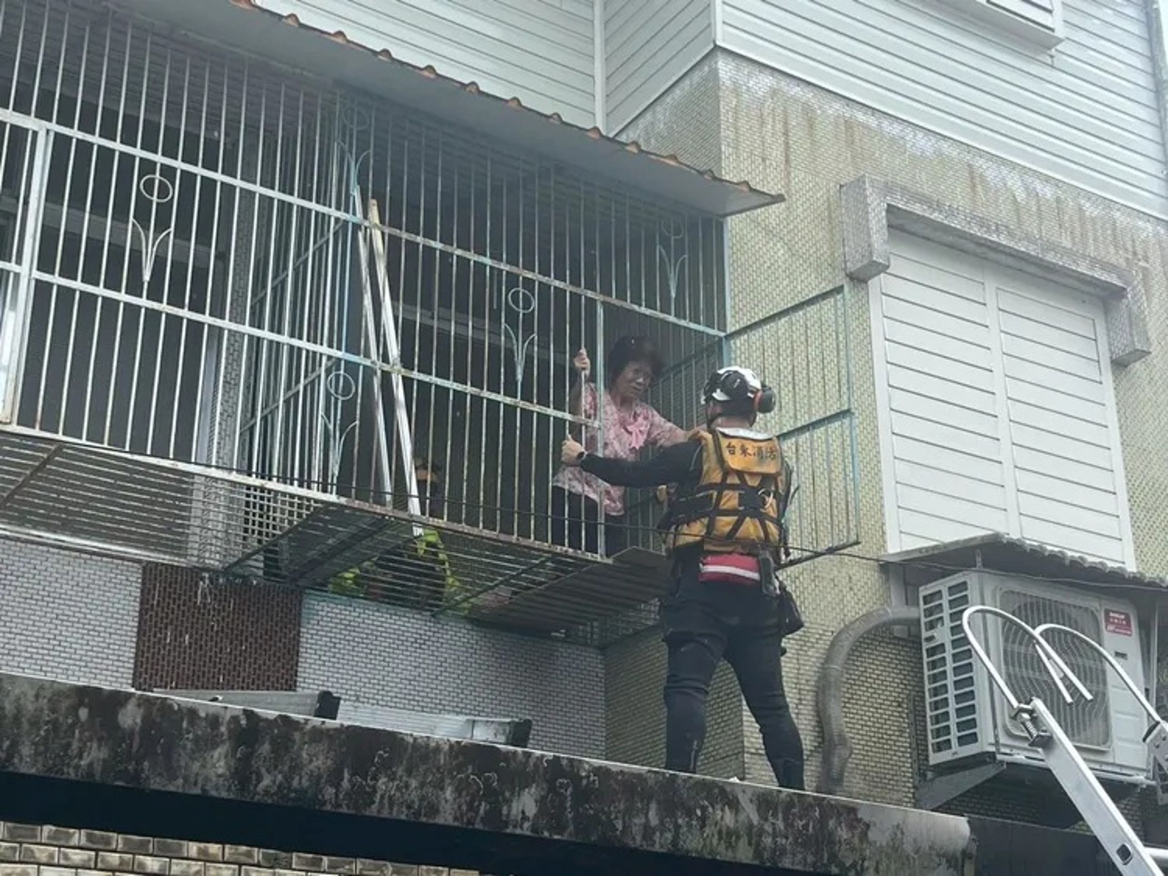 搜救人員把握黃金救援時間持續前進災區,目前尚有11人失聯。(中央災害應變中心提供)