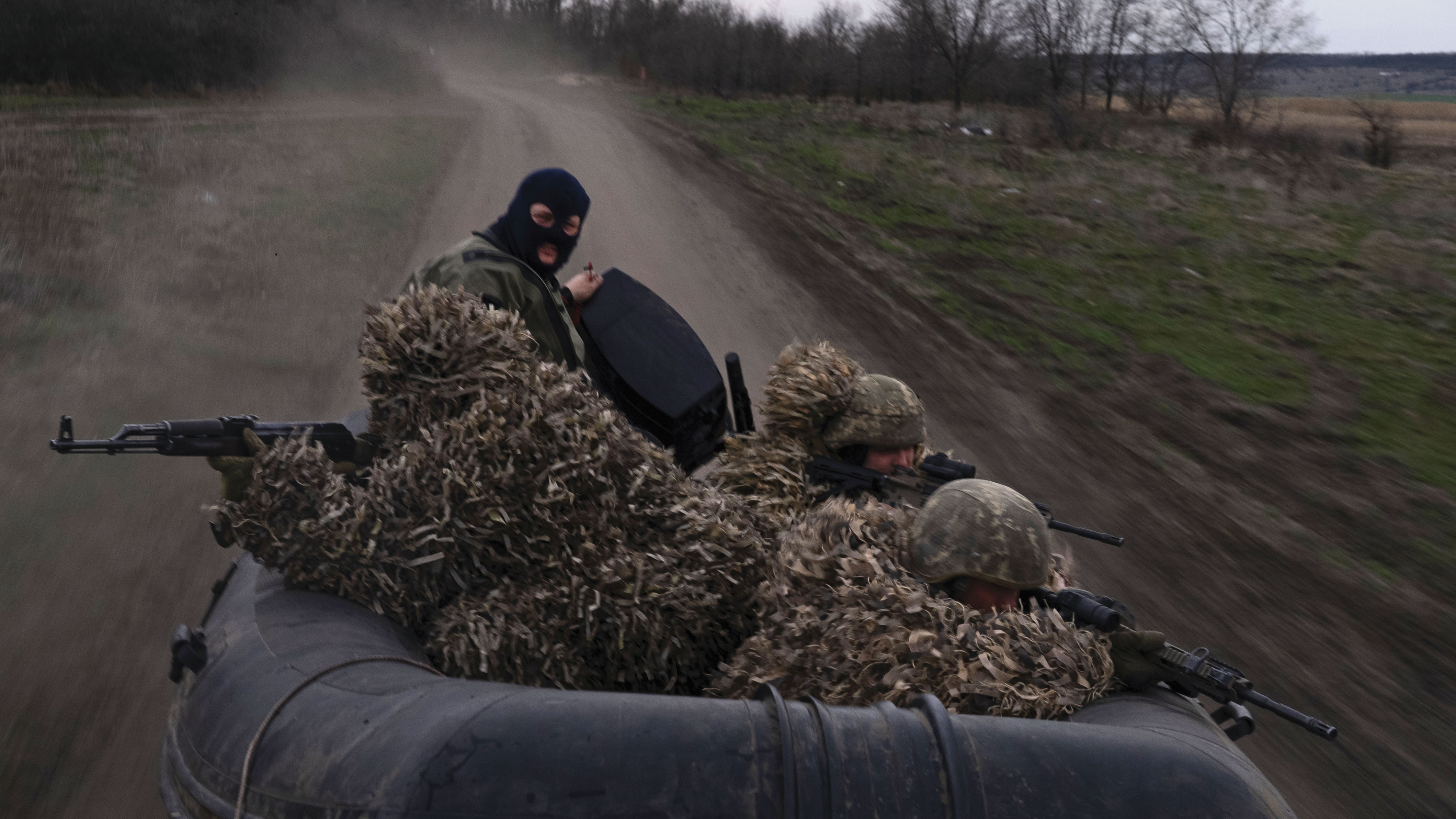 來自第40旅士兵在架在車上的橡皮艇中,進行高強度的機動演習,模擬到零線的夜間部署。訓練目的是強化在夜色掩護下實際任務的協調性、速度和整備狀況。