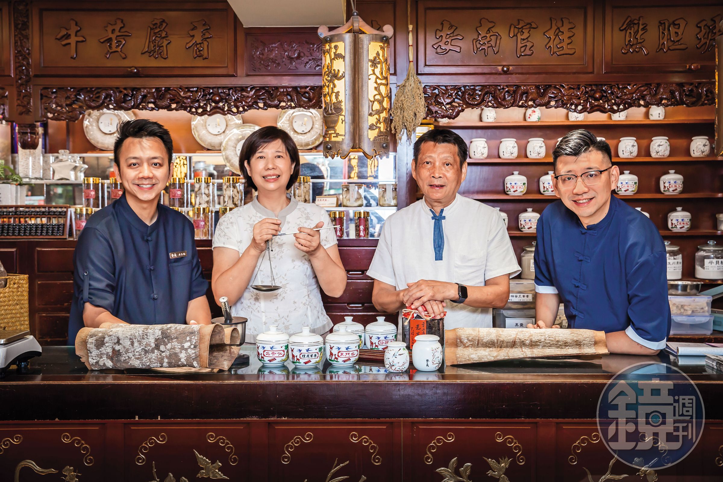 吳瀛洲夫妻39年前在新莊巷弄內開傳統中藥行,兒子吳孟龍與吳孟宸接手後開分店到觀光景點與百貨內,成功轉型開創中藥行新生機。