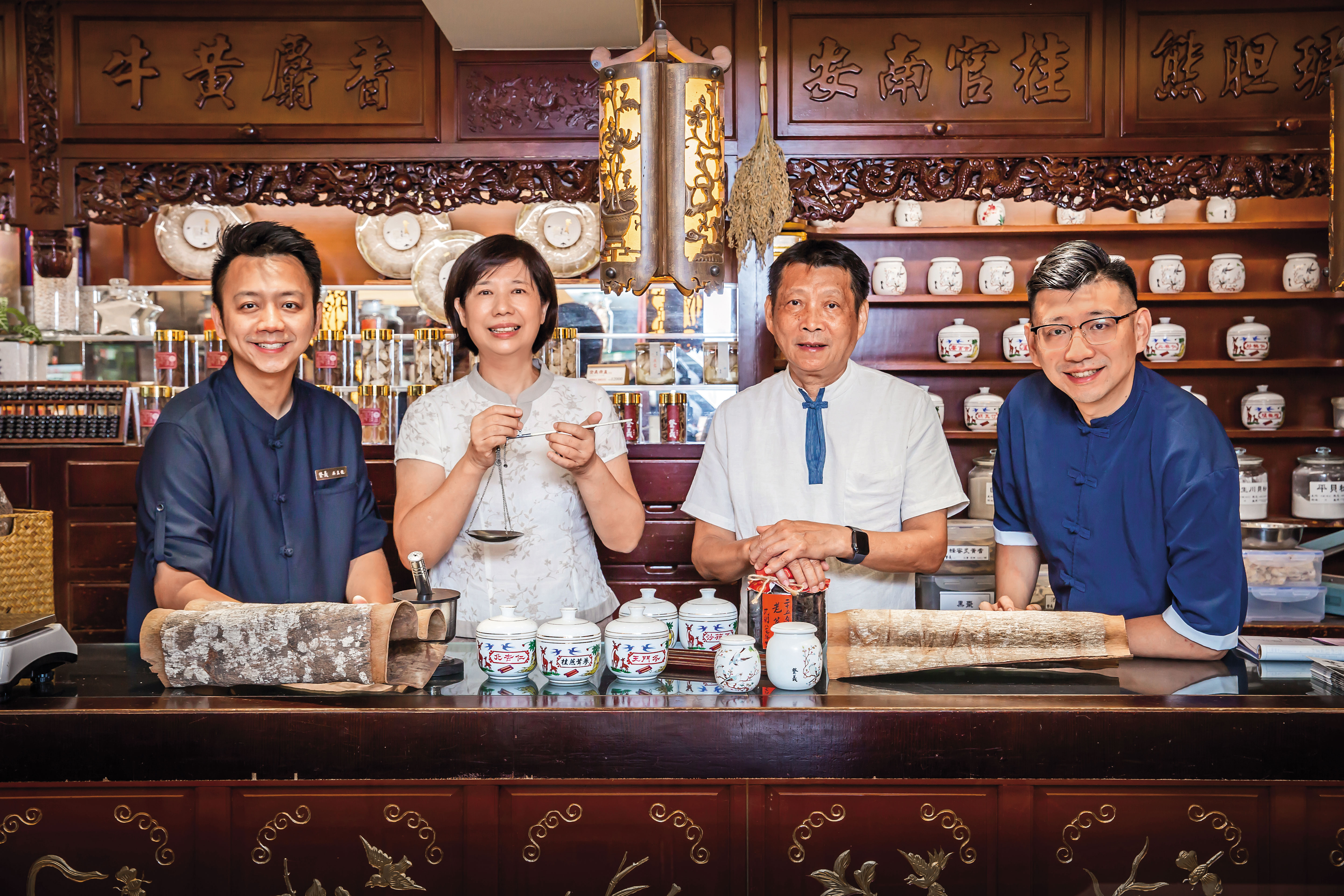 吳瀛洲夫妻39年前在新莊巷弄內開傳統中藥行，兒子吳孟龍與吳孟宸接手後開分店到觀光景點與百貨內，成功轉型開創中藥行新生機。