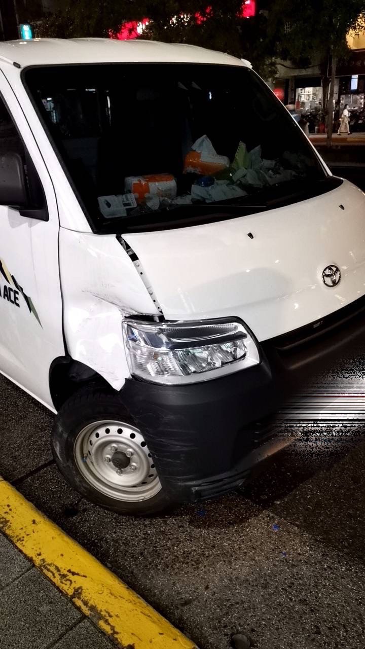 警方調查，沈男疑因疲勞駕駛才會撞上停車格內機車。（翻攝畫面）