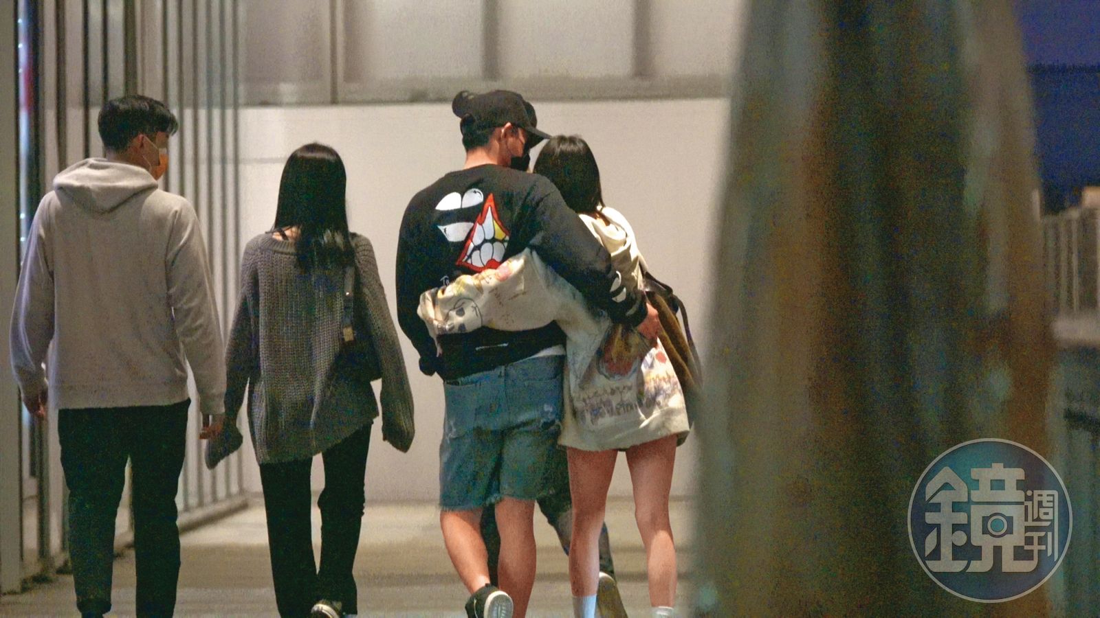 王柏傑（中）與謝欣穎（右）因合作《華燈初上》結緣並交往4年，兩人熱戀時，感情濃得化不開，走到哪都像連體嬰抱一起