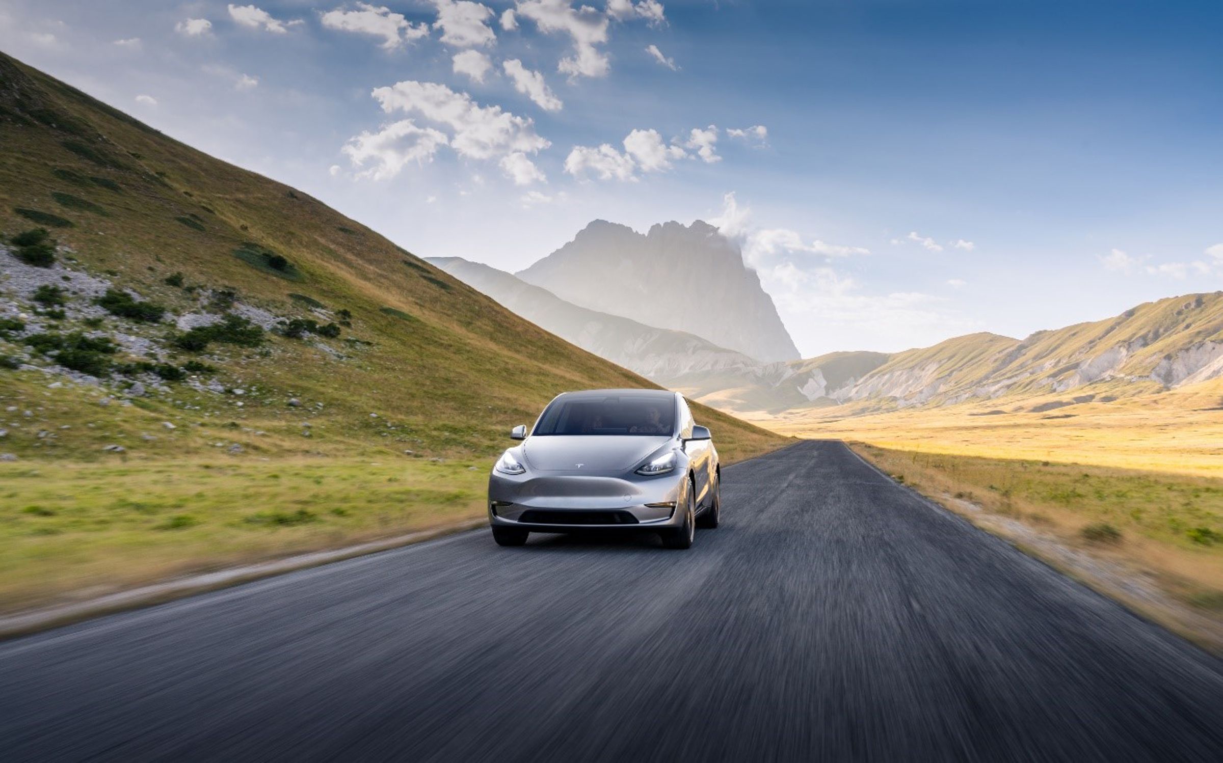 TESLA於 2024 年正式在台累積超過五萬名車主，其中暢銷休旅車款 Model Y 僅在台上市兩年已交付突破 20,000 輛。