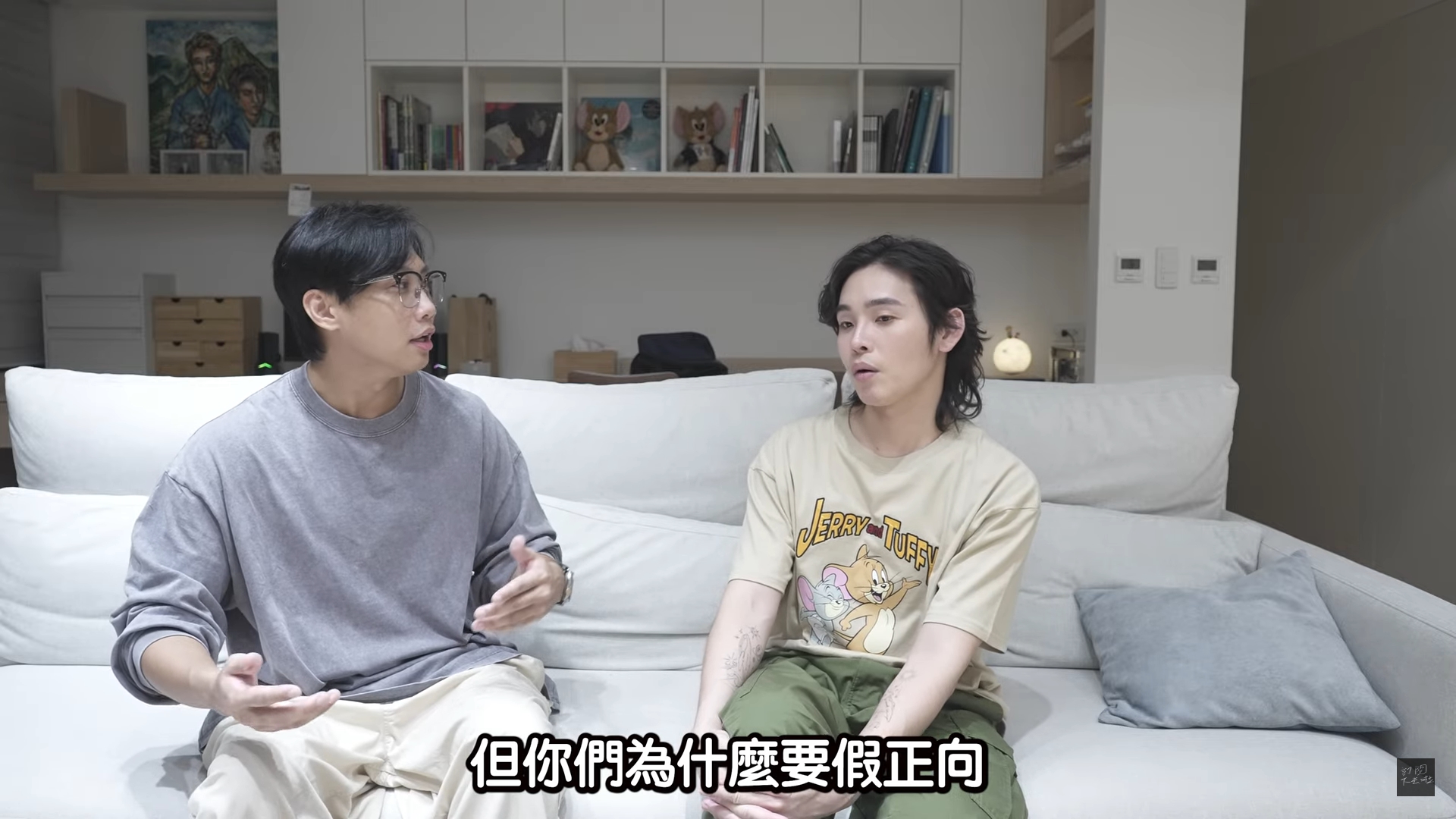 「這群人」有5位成員上過「心靈課程」，尼克回憶起大家上課後的情況，讓他感到疑惑「為什麼要假正向」。（翻攝自尼克&ASHLY頻道）