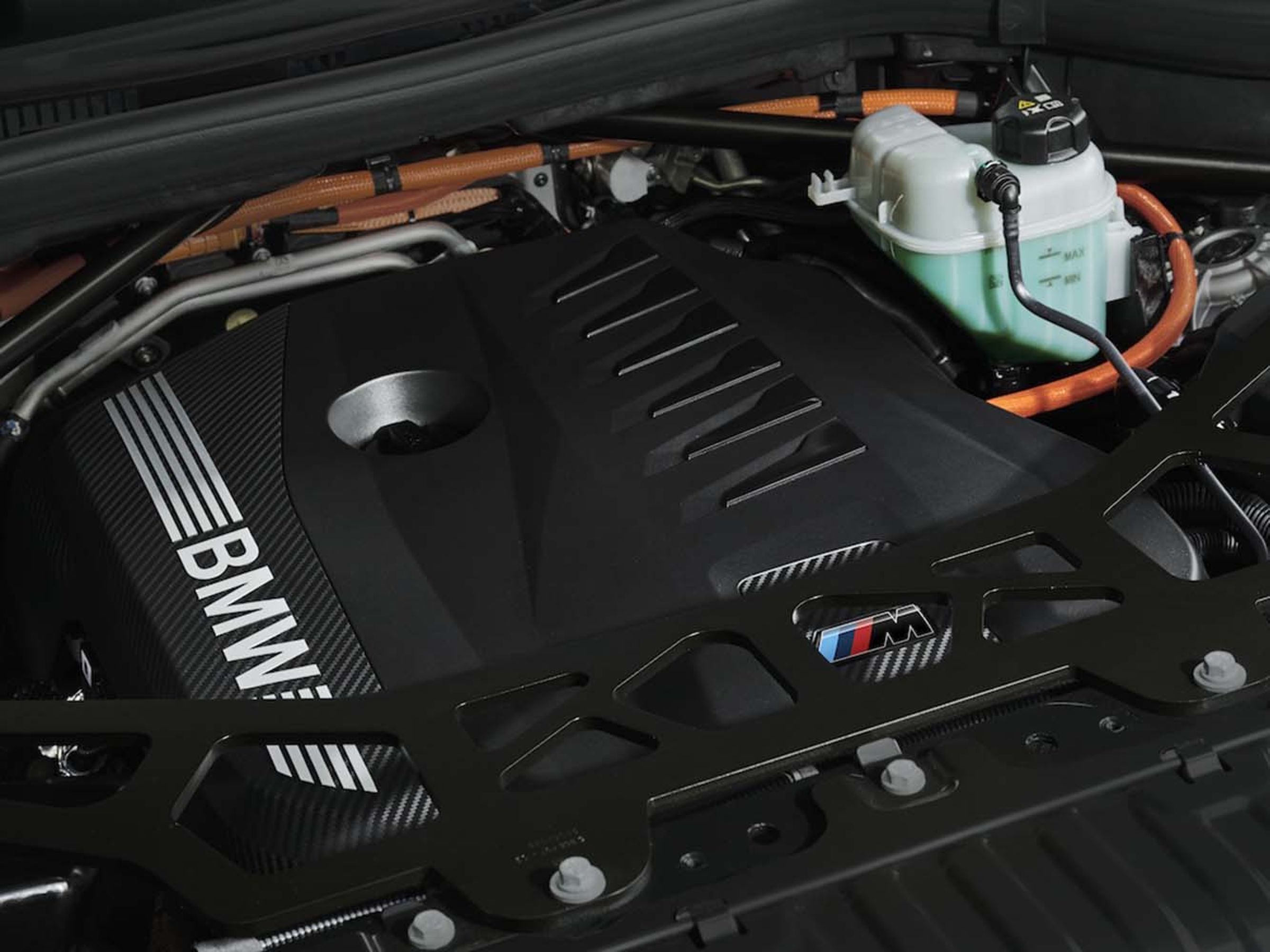 BMW 也首度推出高性能 M60e xDrive，將插電式油電系統進一步強化至 604hp、590lb-ft。