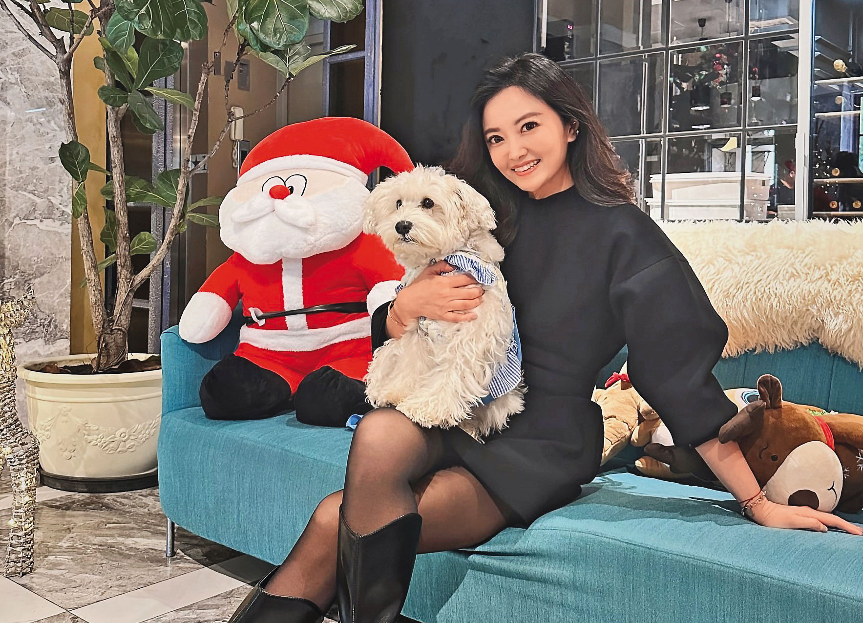 盧女常帶著愛犬享受陽光、美食和旅遊景點發動態即時。（翻攝安斉弘美IG）