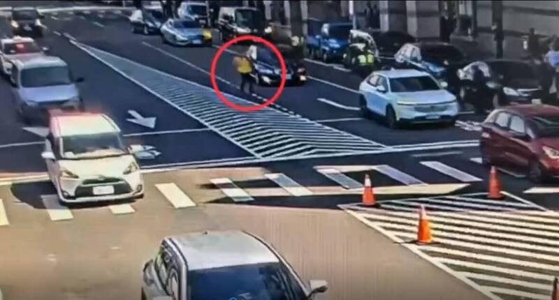 游智彬今日前往民進黨中央黨部大樓前抗議，過程不僅任意穿越馬路、還向記者採訪區丟擲雞蛋。（翻攝畫面）