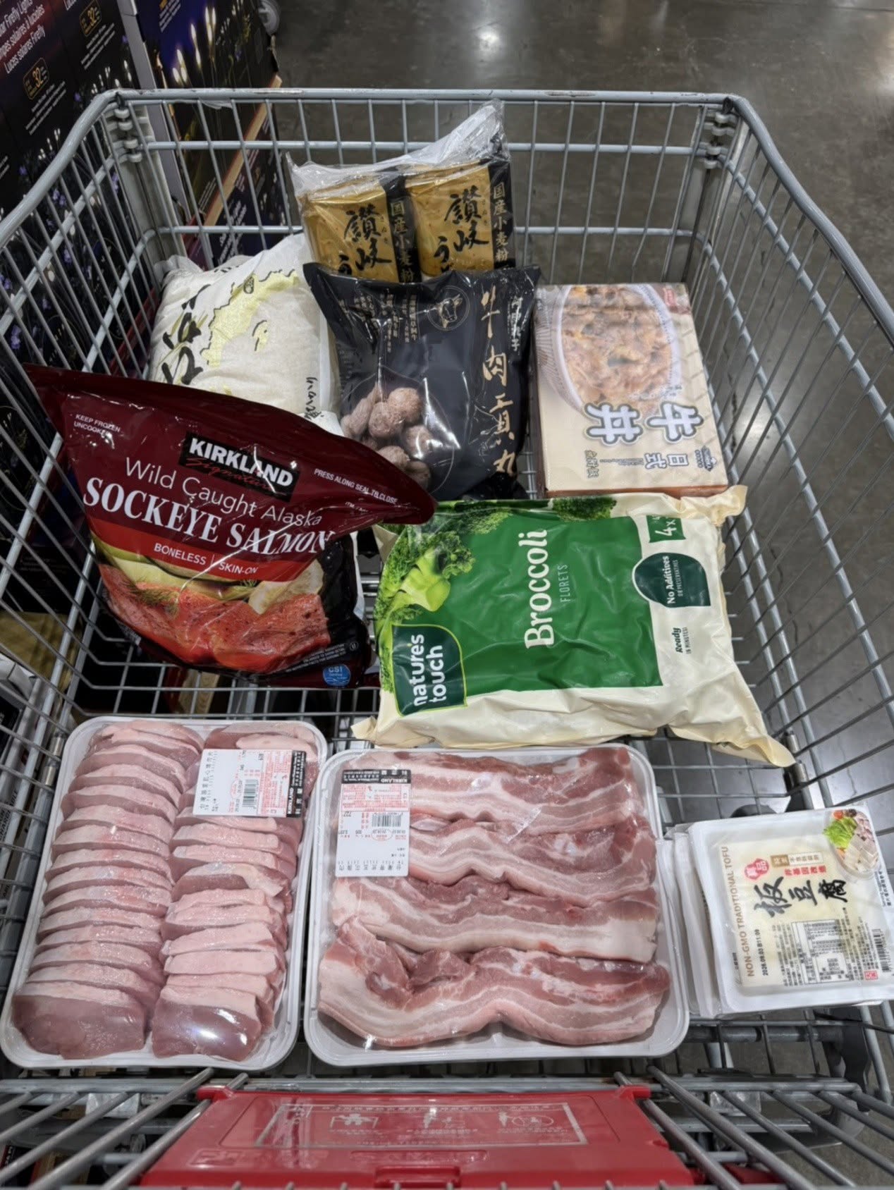 好市多會員分享暑假備餐菜單，包括牛丼、鮭魚排、火鍋及滷肉。(圖／臉書社團「Costco好市多 商品經驗老實說」)