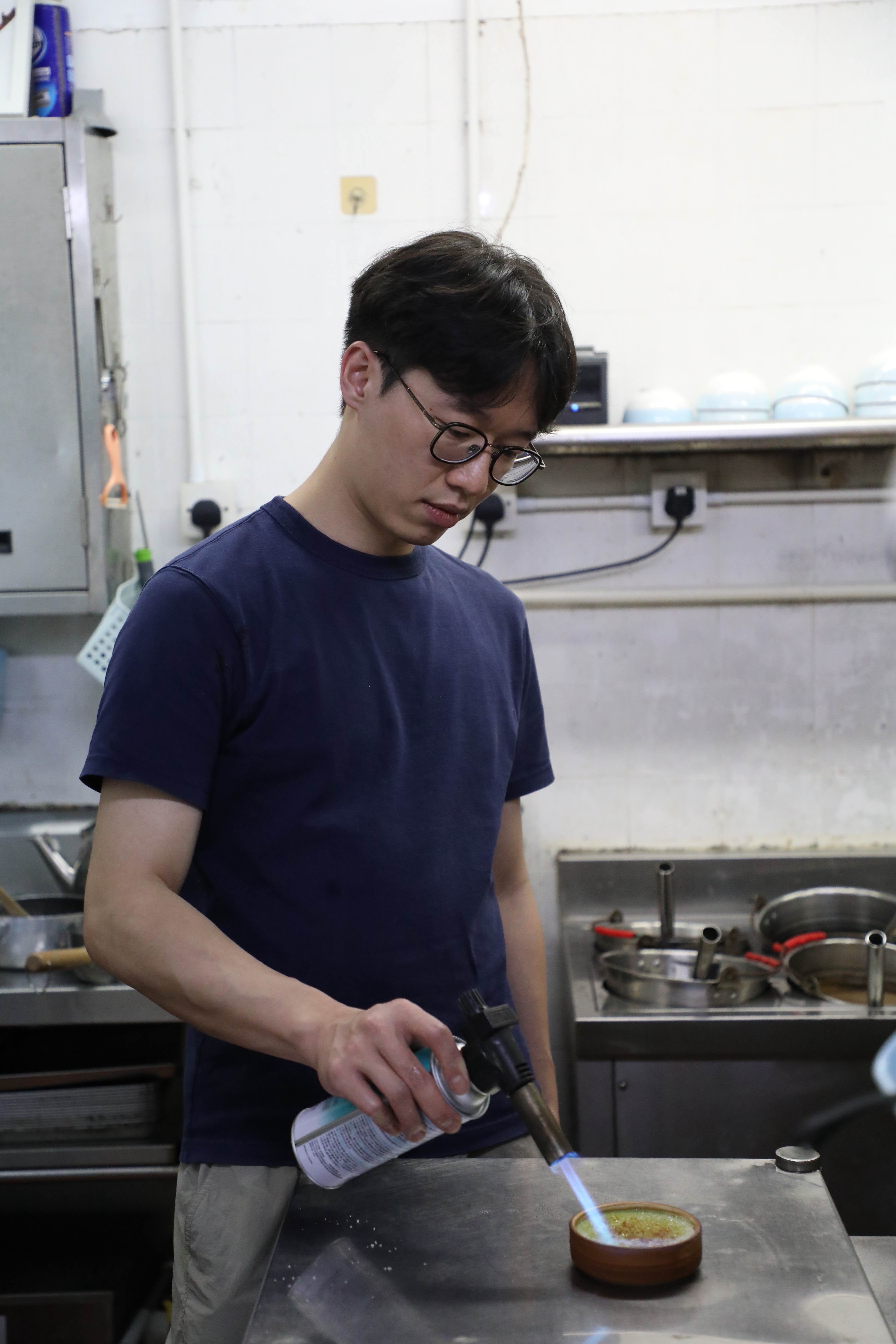 Jeffrey和夥伴們每一季都會推出一些創意甜品，焦糖開心果布蕾就是最新作品。