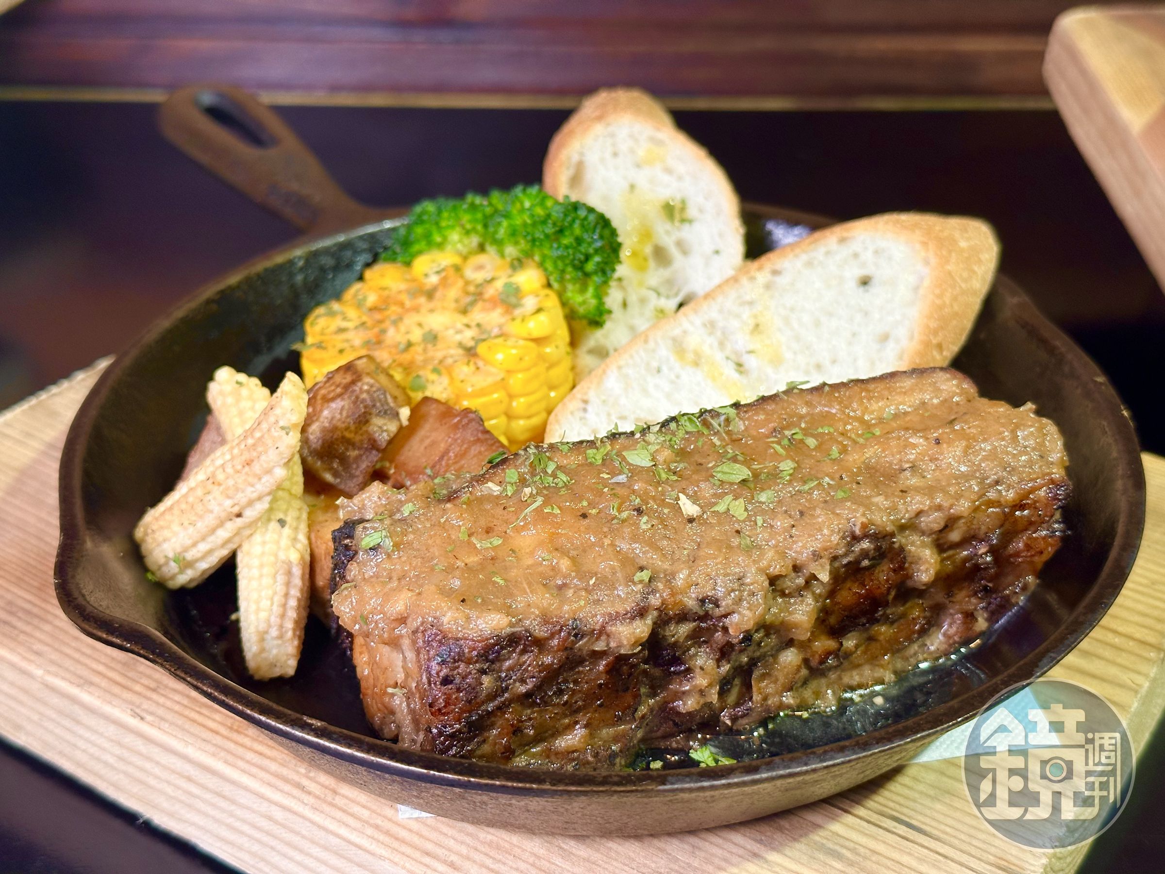 「智利風味烤牛胸」以醋醃漬後能軟化肉質，嘗來甜嫩、肉香濃厚，適合搭智利勃克啤酒。（460元／份）