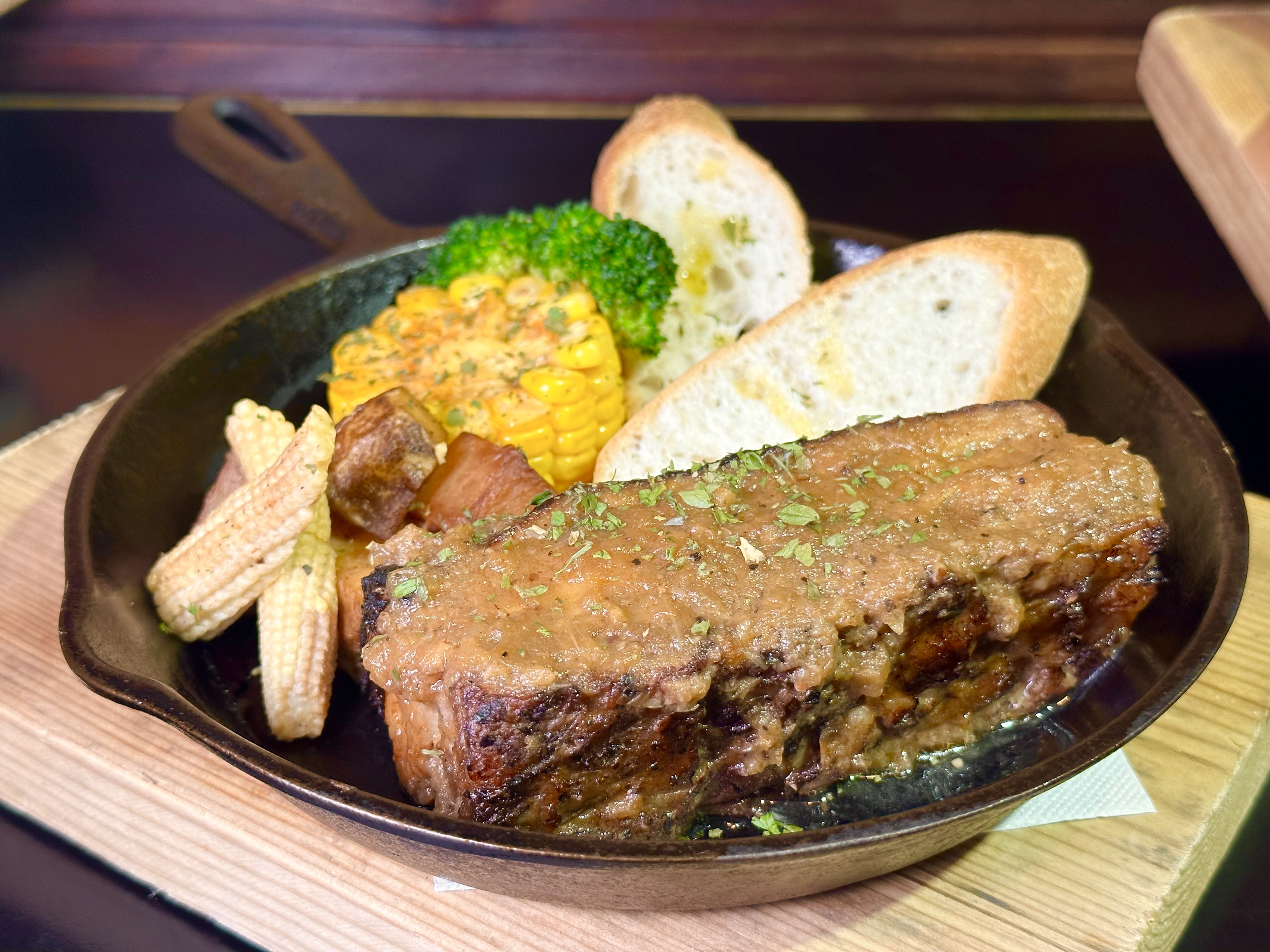 「智利風味烤牛胸」以醋醃漬後能軟化肉質，嘗來甜嫩、肉香濃厚，適合搭智利勃克啤酒。（460元／份）