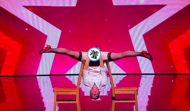 麥基夫當場倒立表演用私密處吹直笛,讓在場人士不敢置信。(翻攝X@disclosetv)