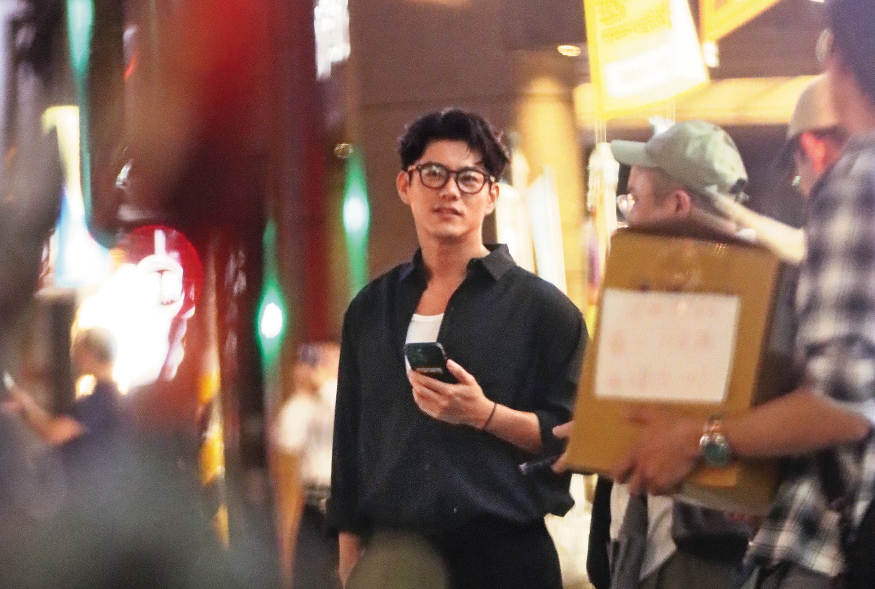 6/5 22：01，李程彬走出《有愛我們床上談》殺青酒宴餐廳等車。