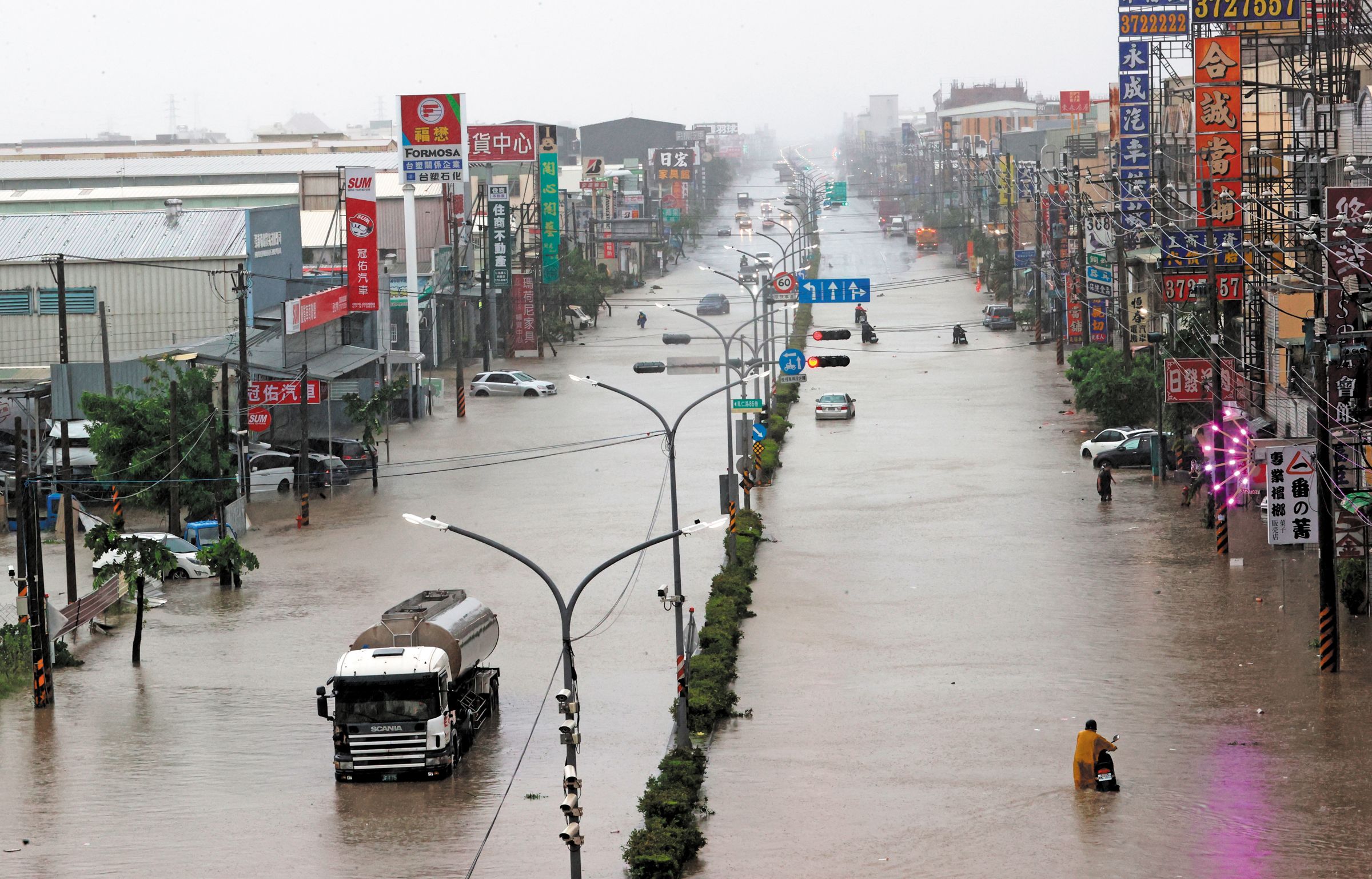 凱米颱風在南台灣引發豪大雨,高雄淹水災情慘重。(聯合知識庫)