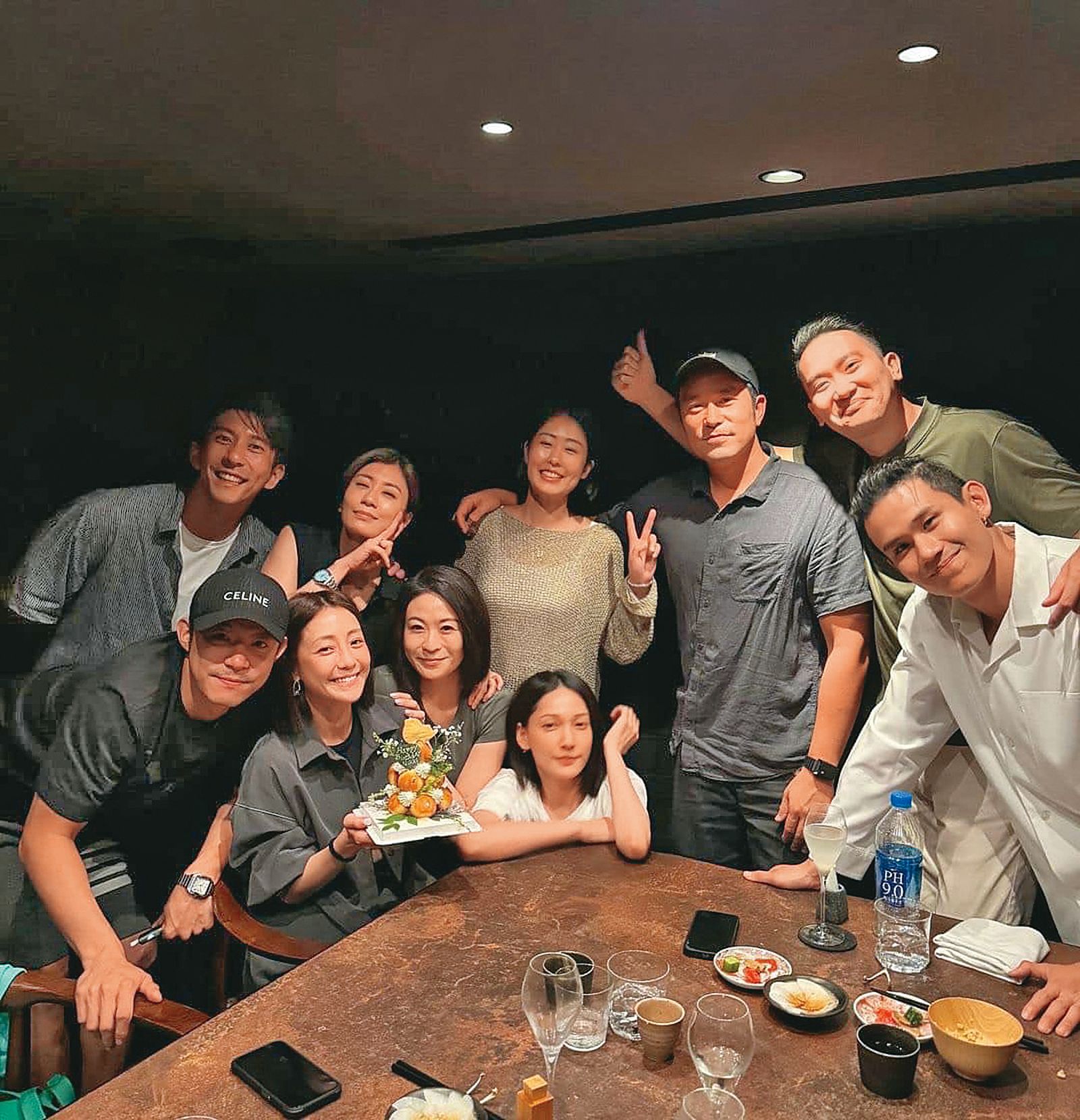 王柏傑（前排左一）曾為謝欣穎（前排左二）慶生，邀來張孝全（後排右三）夫婦、賈靜雯（後排左二）和修杰楷（後排左一）夫妻等人同歡。 （翻攝自王柏傑IG）