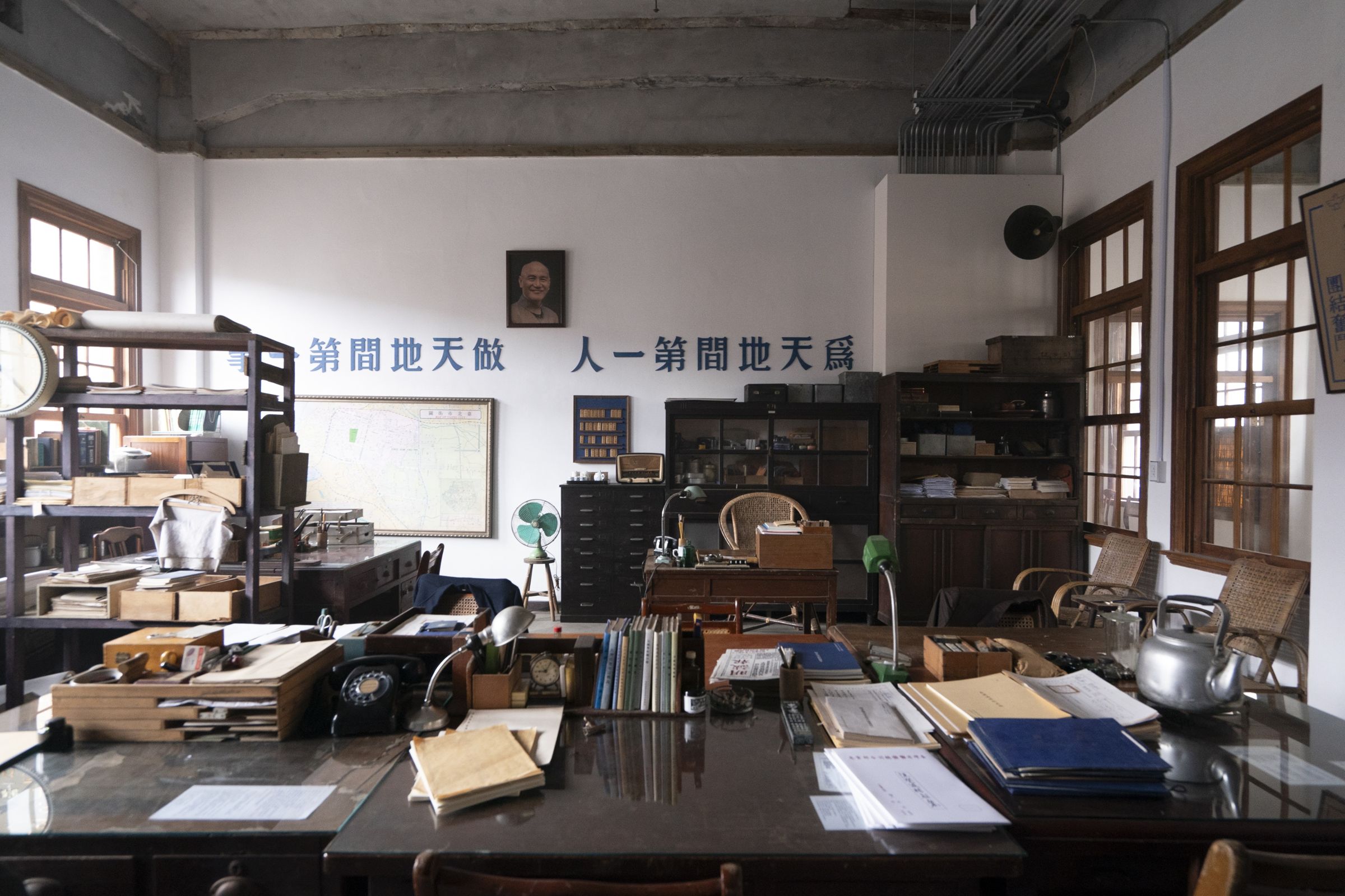金獎美術造景神還原民國時期警局。（伯樂影業提供）