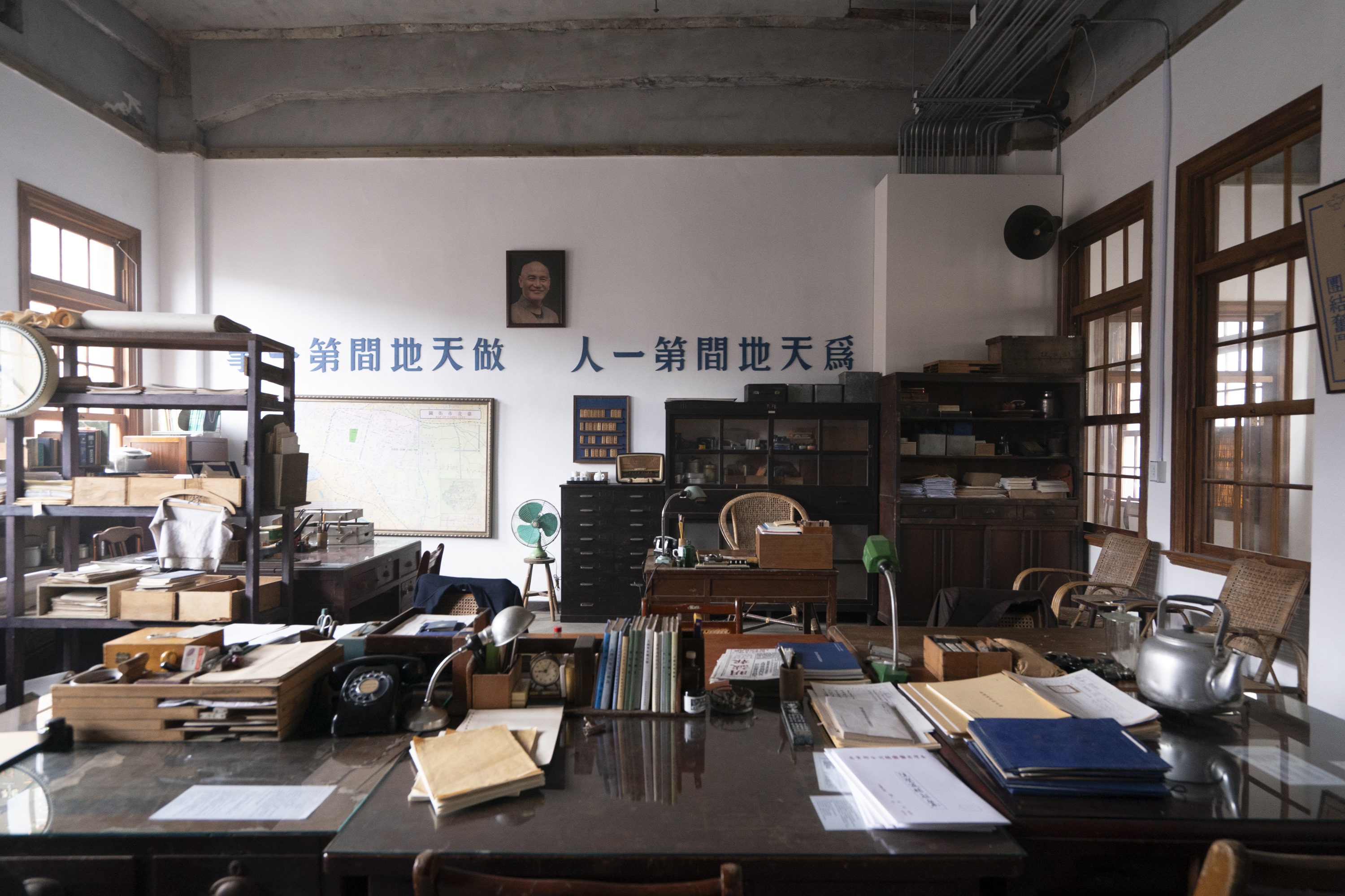 金獎美術造景神還原民國時期警局。（伯樂影業提供）
