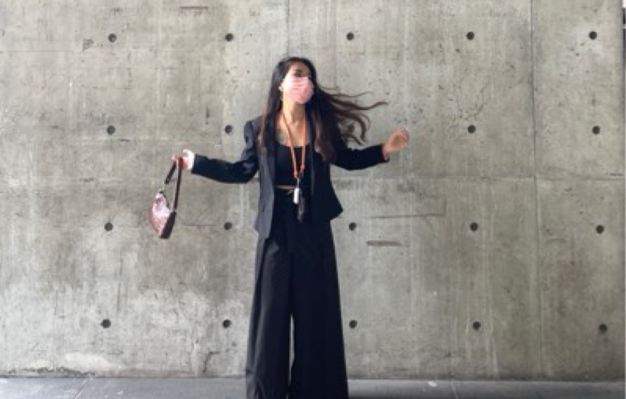 任職北市府社會局劉姓女科員，因涉在市府門口與毒蟲交易大麻遭逮。（翻攝自臉書）