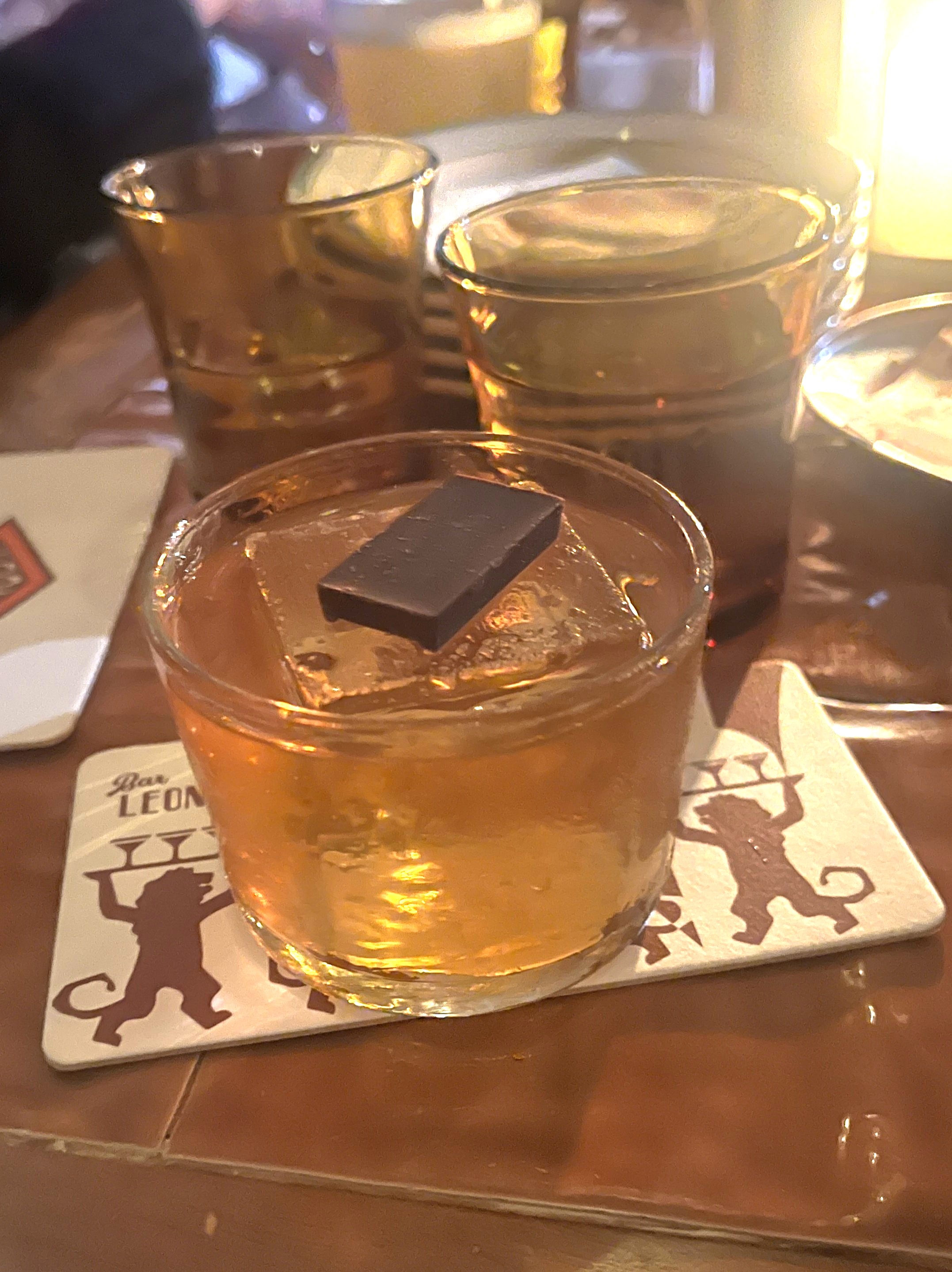 由經典威士忌調酒轉化而來的「King Kong Old Fashioned」,酒感強烈卻很好入口。(港幣160元/杯,約NT$637)