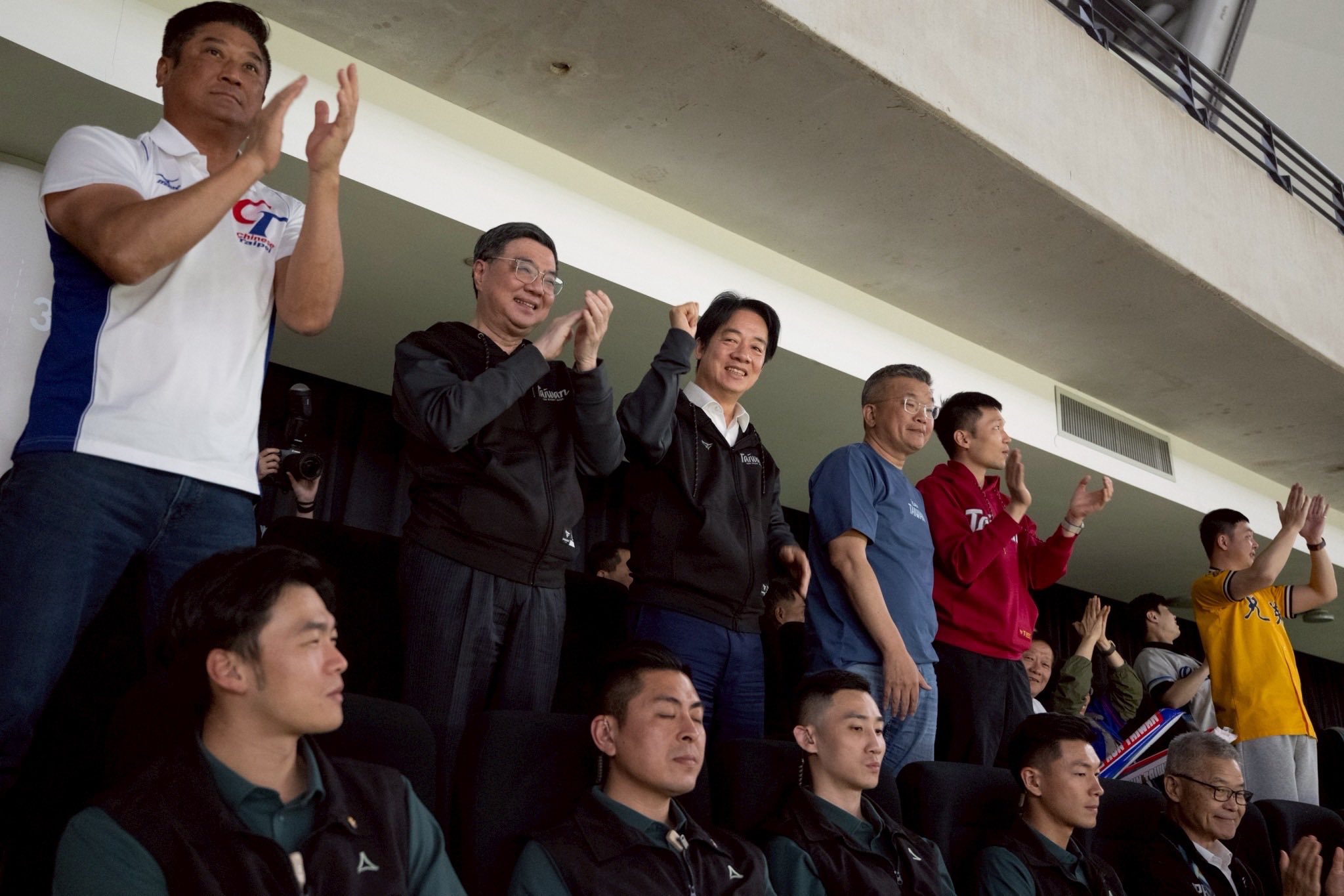 總統賴清德上個月27日前往台北大巨蛋觀戰中華隊與日本火腿鬥士的棒球交流賽，豈料，有維安憲兵偷走休息室的峮峮簽名球遭警方查獲，並依竊盜罪送辦。國安局隨即發聲明表示，已解除該員支援任務，並研擬行政懲處。（翻攝自總統賴清德臉書）